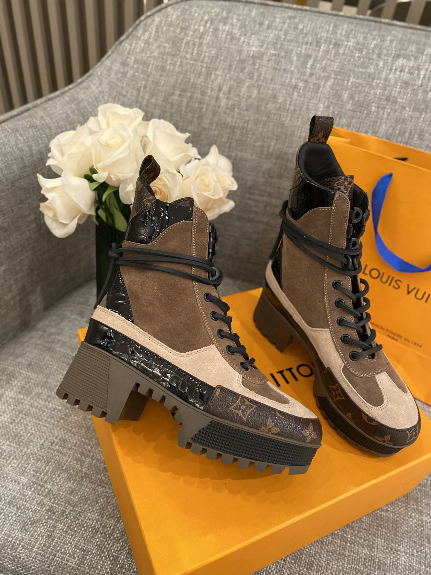 l0*is V*t0n boots