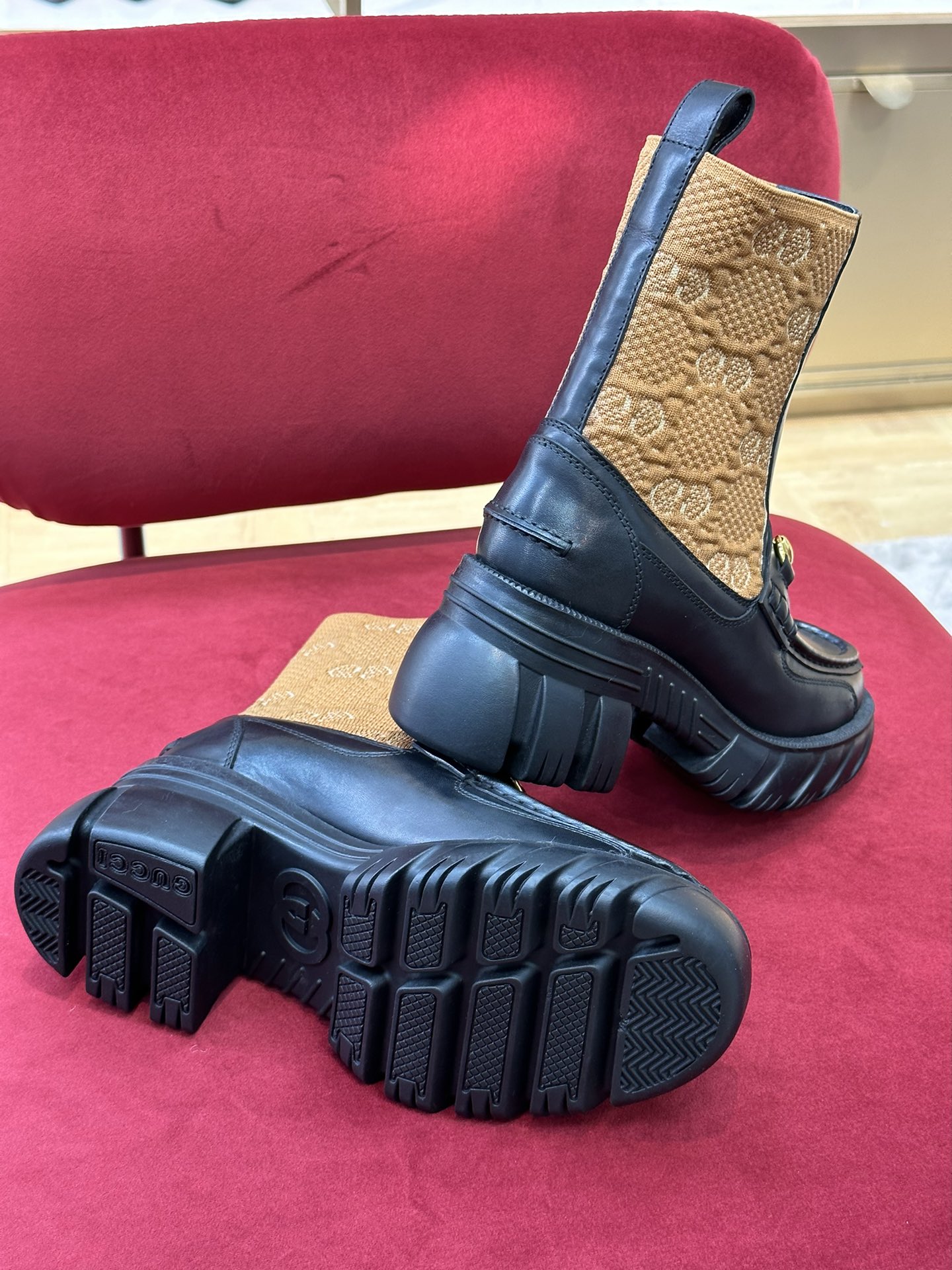 G*u*i boots
