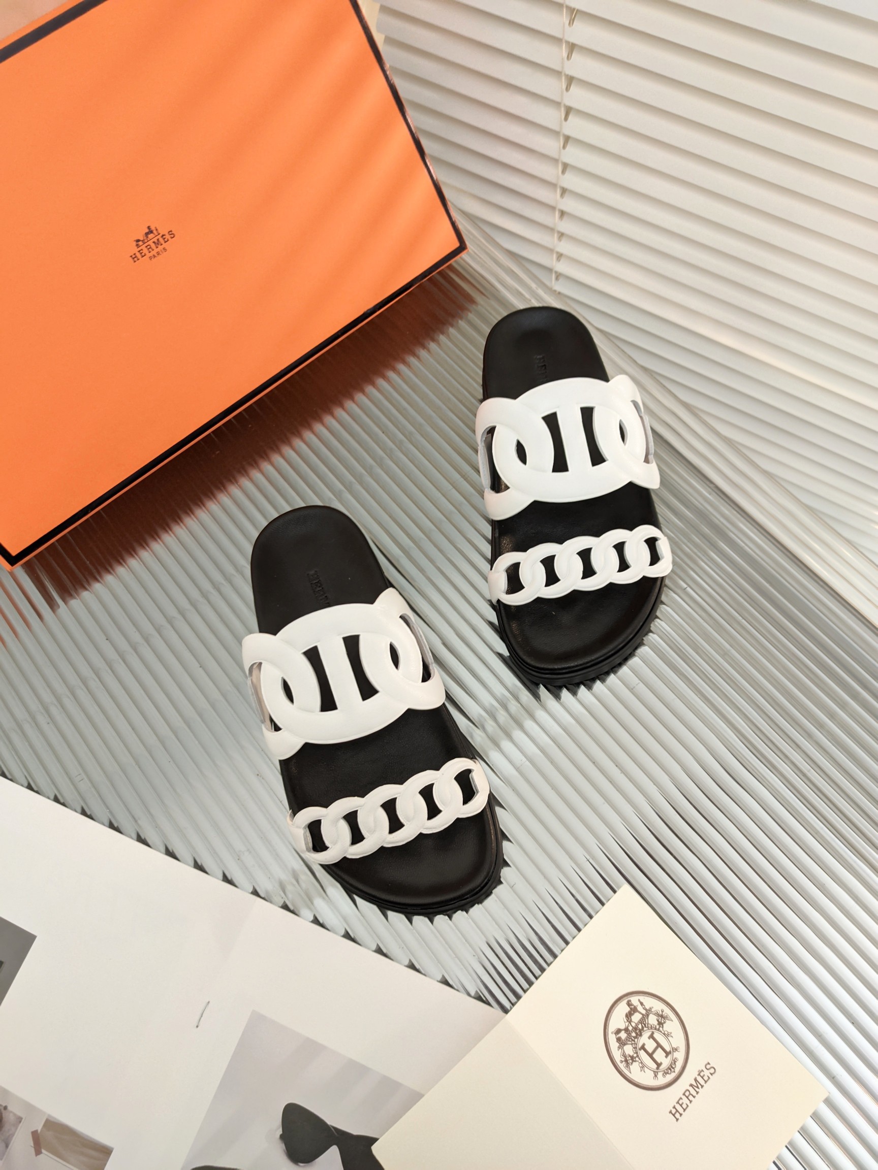 H**mes sandals