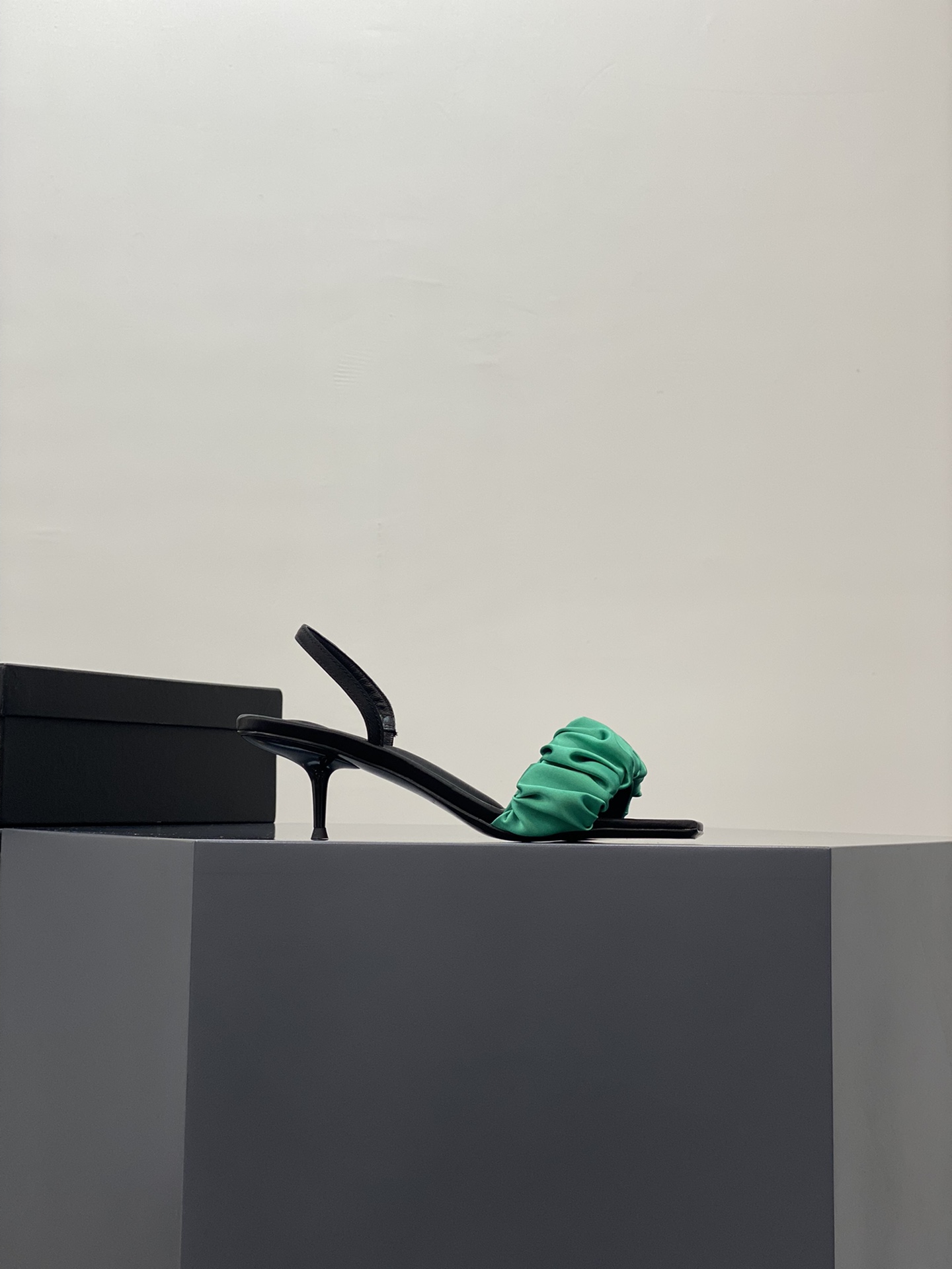A1exa*der heels