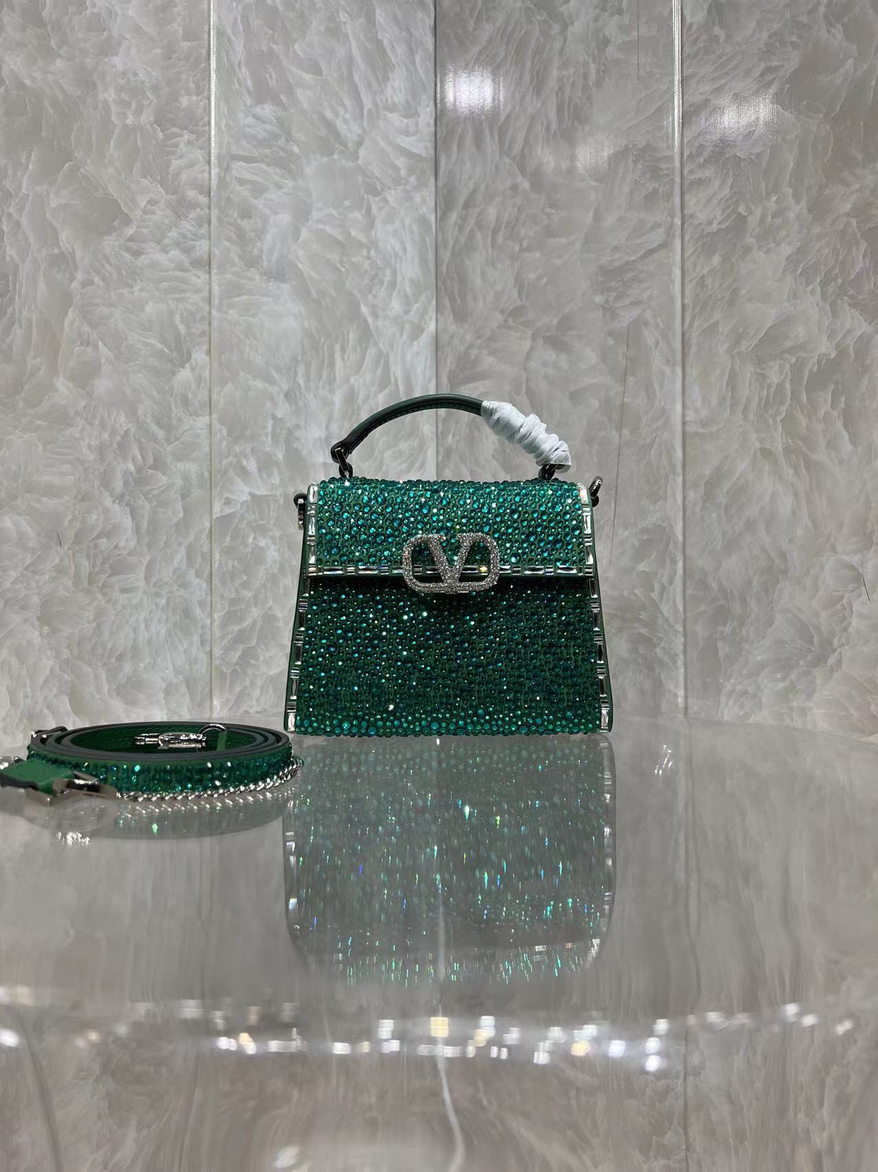 Va1e*ntin0 vlogo signature chain bag-19*13*9cm