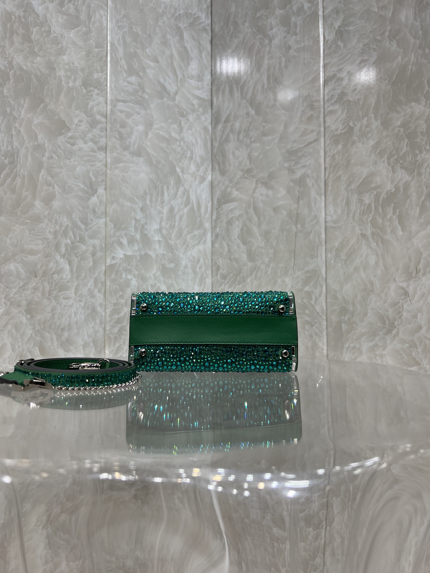 Va1e*ntin0 vlogo signature chain bag-19*13*9cm