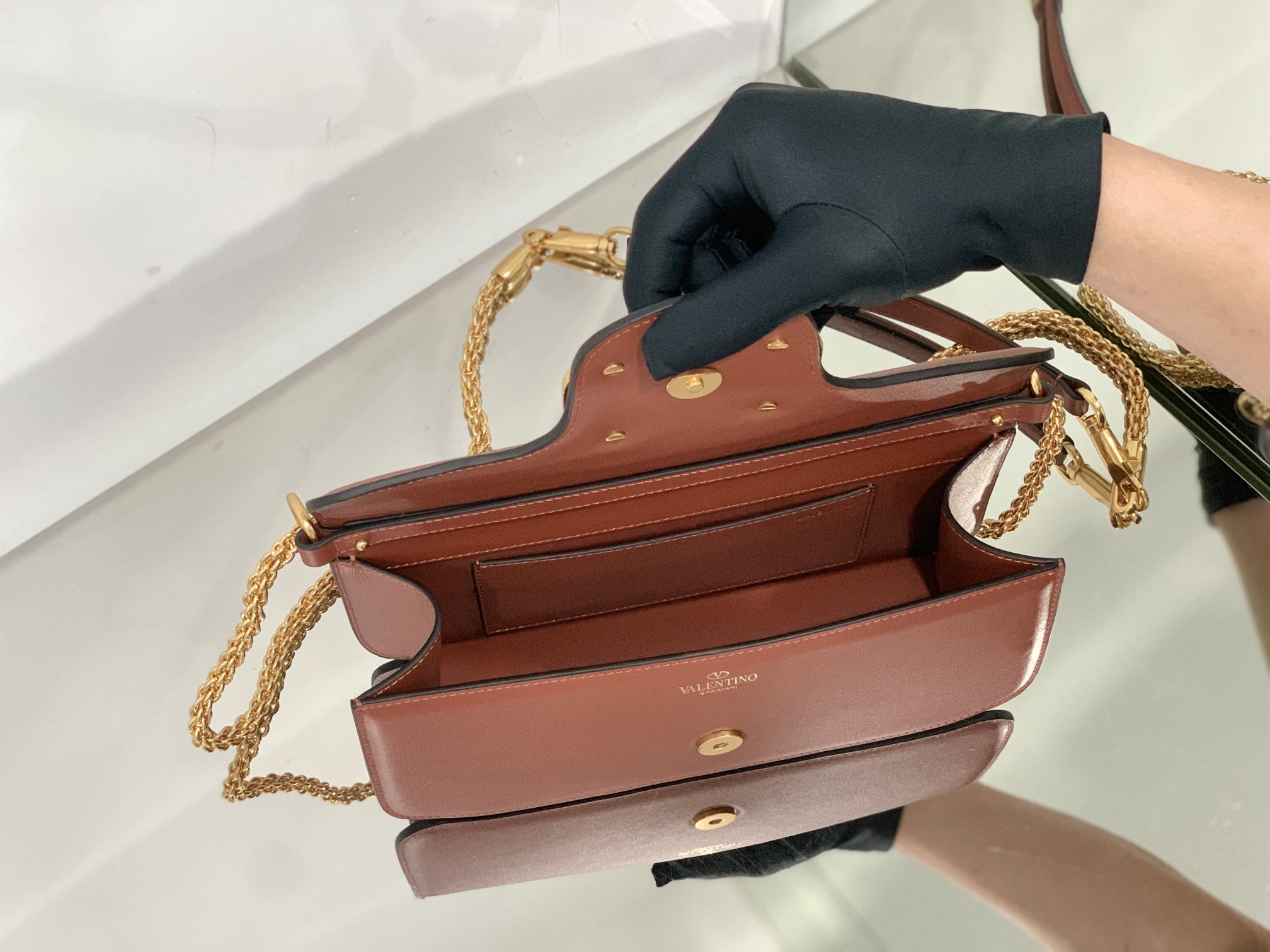 Va1e*ntin0 garavani locò shoulder bbag in calfskin with metallic vlogo-27*13*6cm