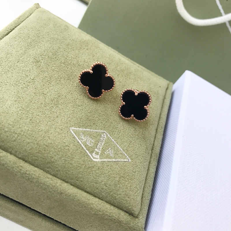 V*N CL*F &arpels earring