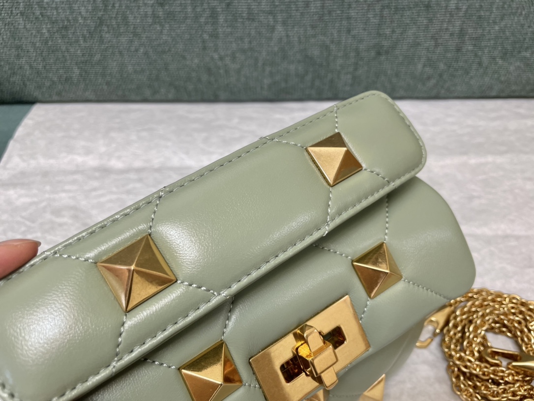 Valentin0 Garavani Roman Stud-Mini Size-19x13x6CM