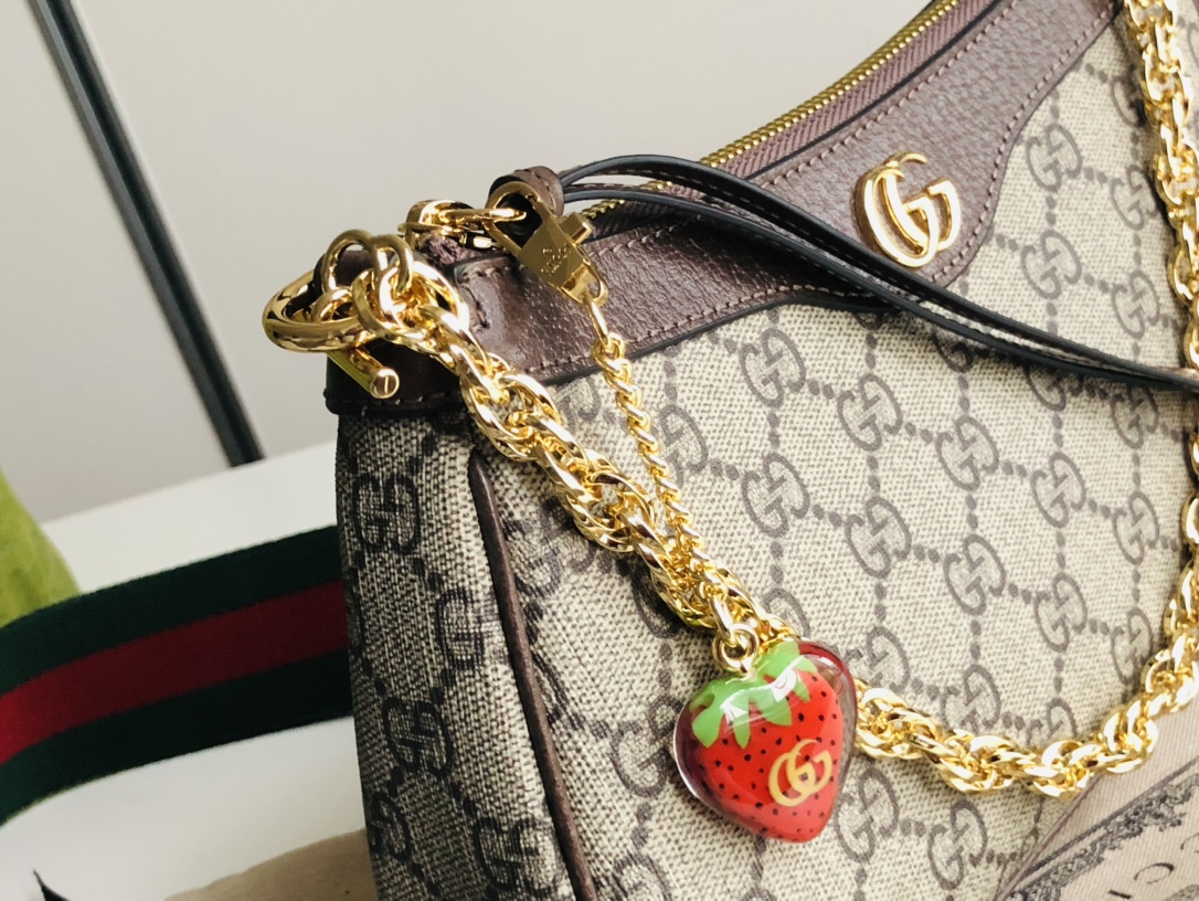G*u*i chain bag-25*15*6cm