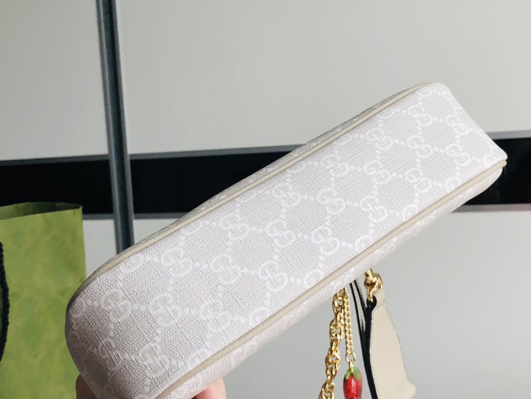 G*u*i chain bag-25*15*6cm