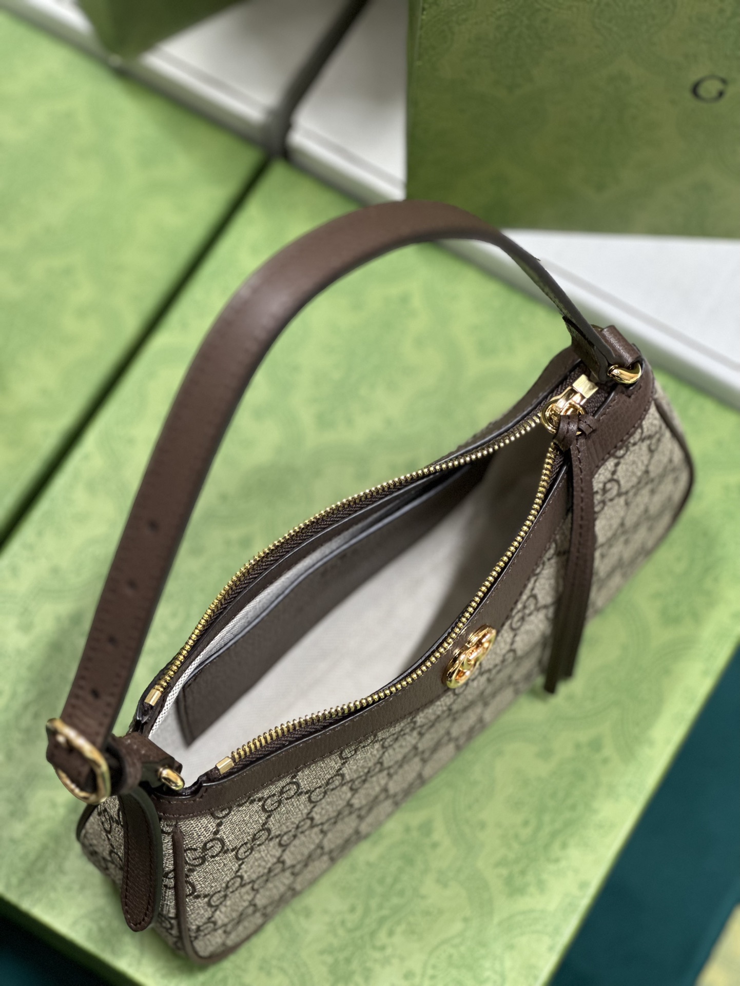 G*u*i chain bag-25*15*6cm