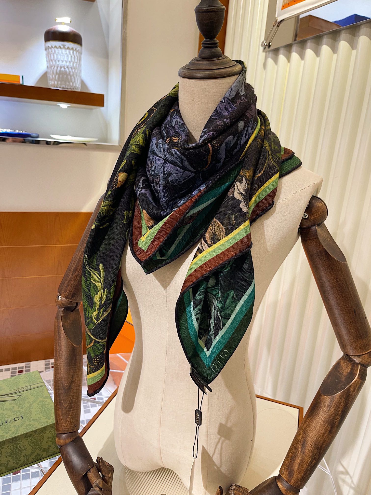 G*u*i shawls-110*110cm