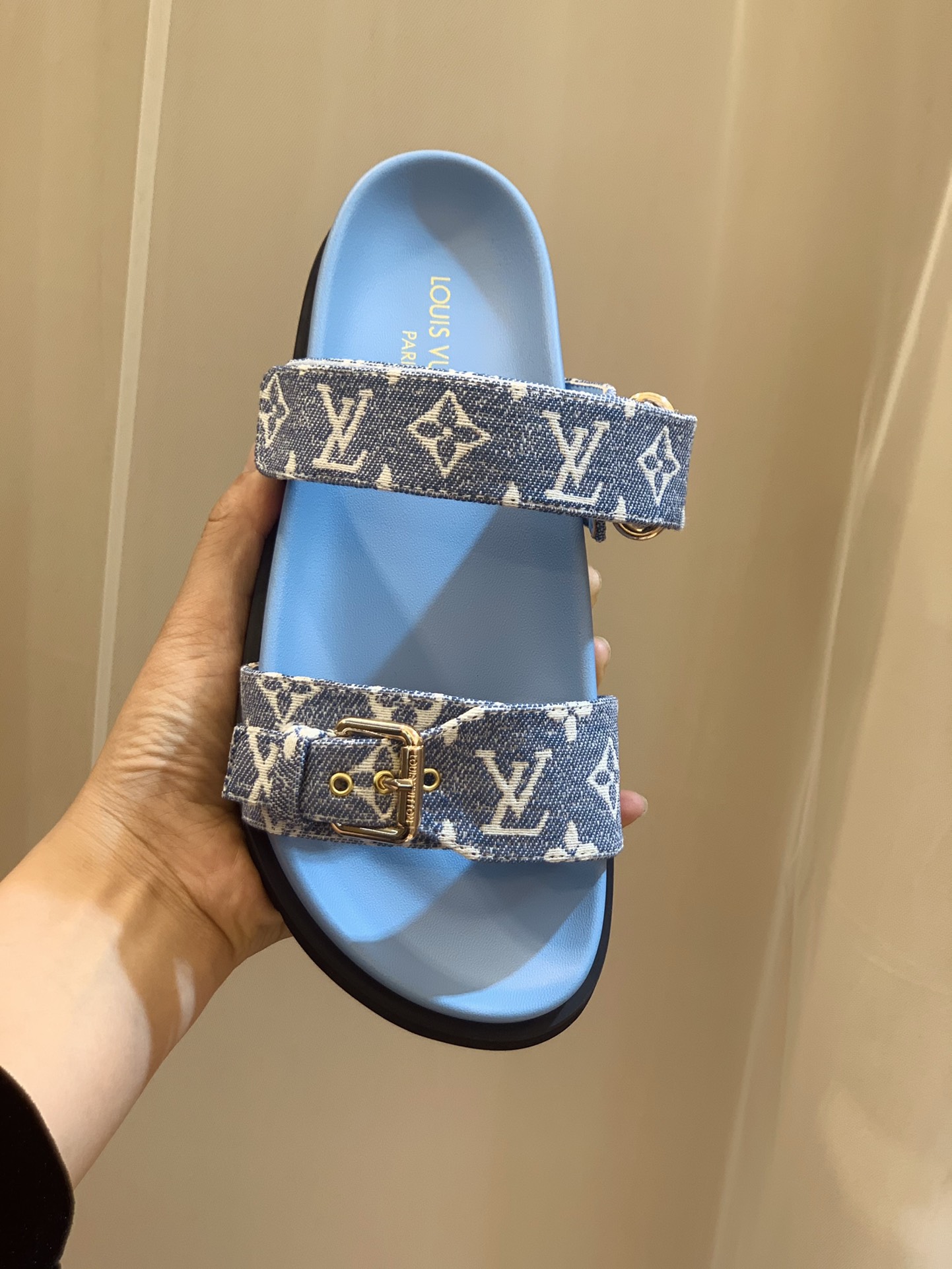 l0*is V*t0n sandals