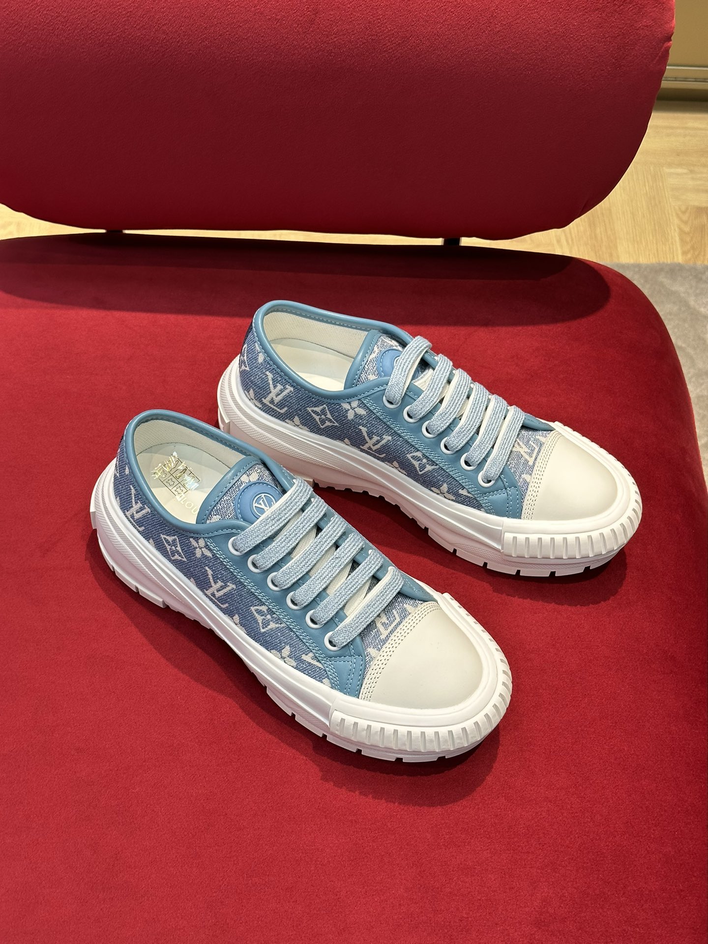 l0*is V*t0n squad sneaker