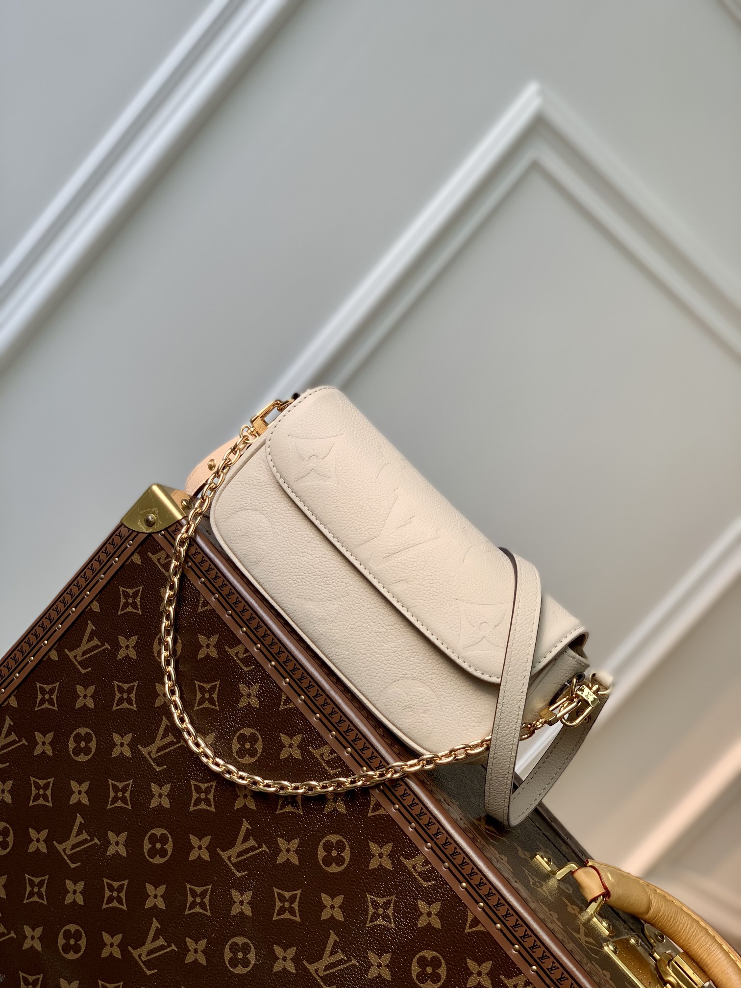 l0*is V*t0n wallet on chain ivy-23.5 x 12.0 x 4.3 cm