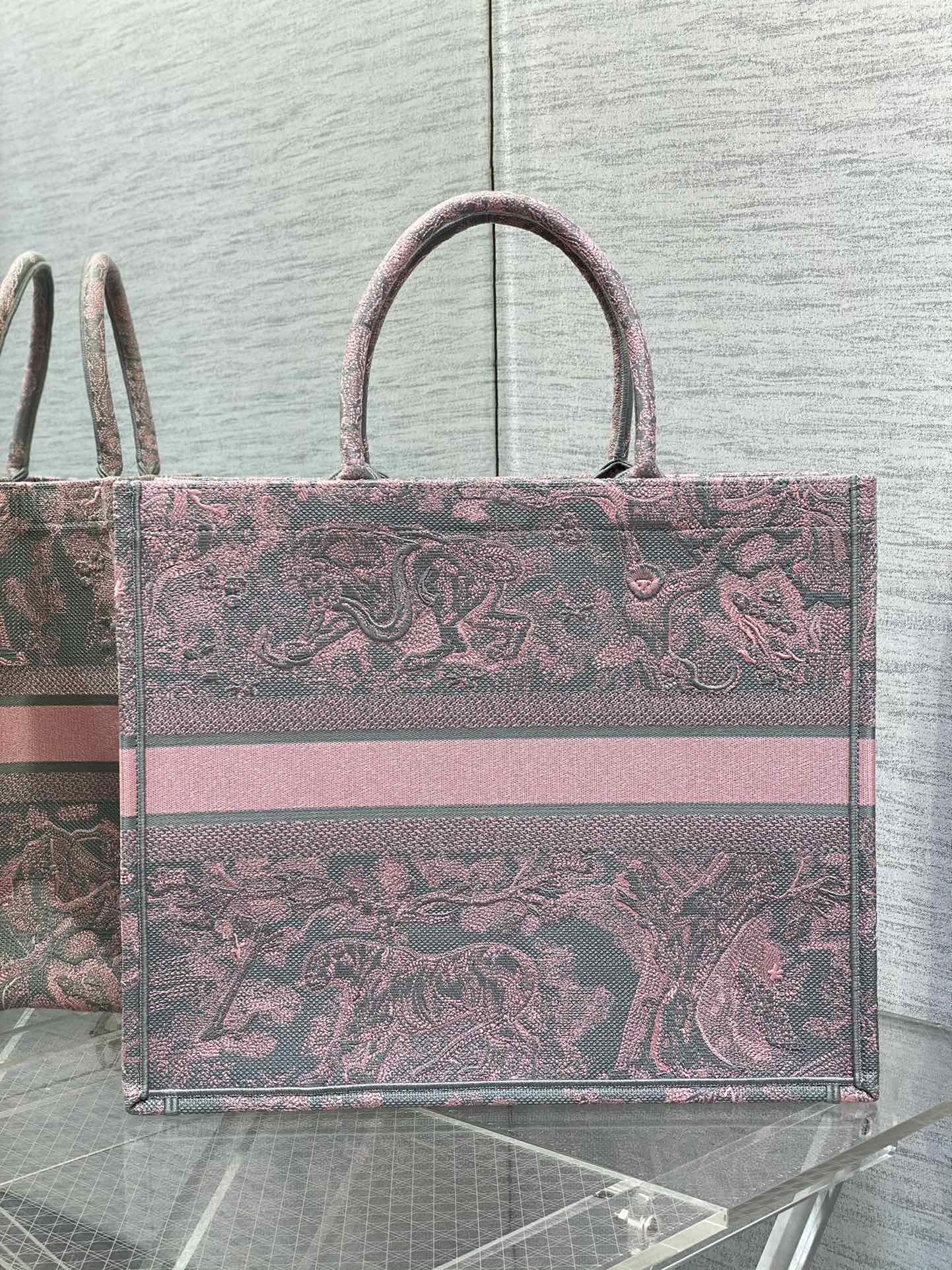 D*or book tote