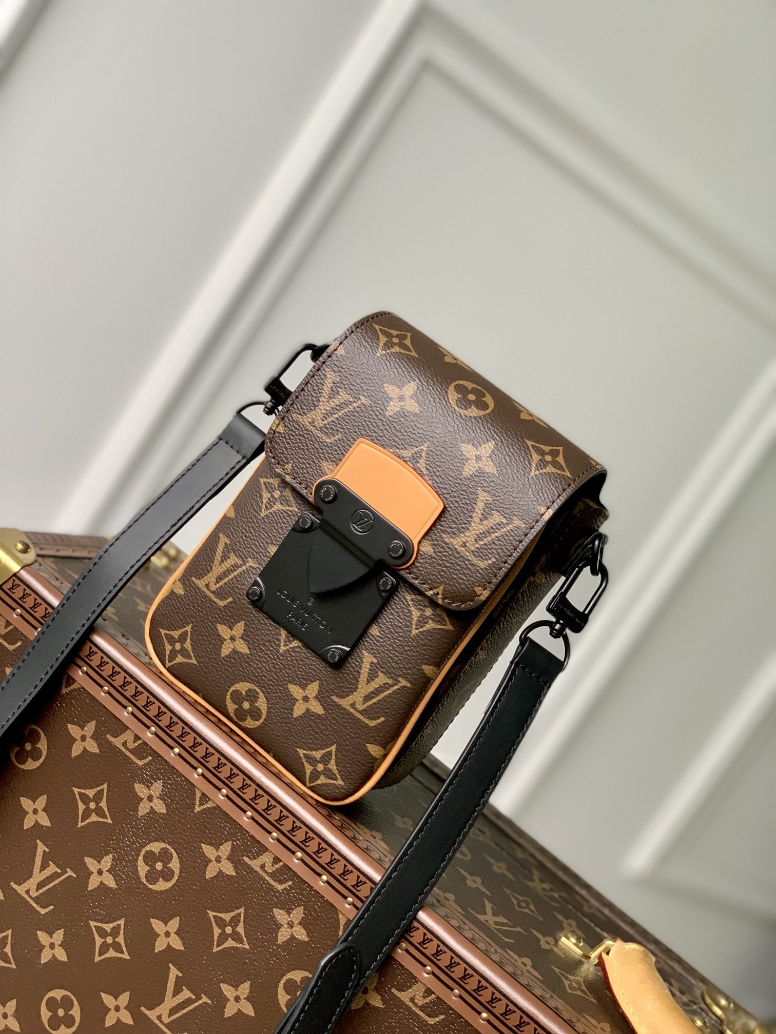 l0*is V*t0n s-lock vertical wearable handbag-12*19*7cm