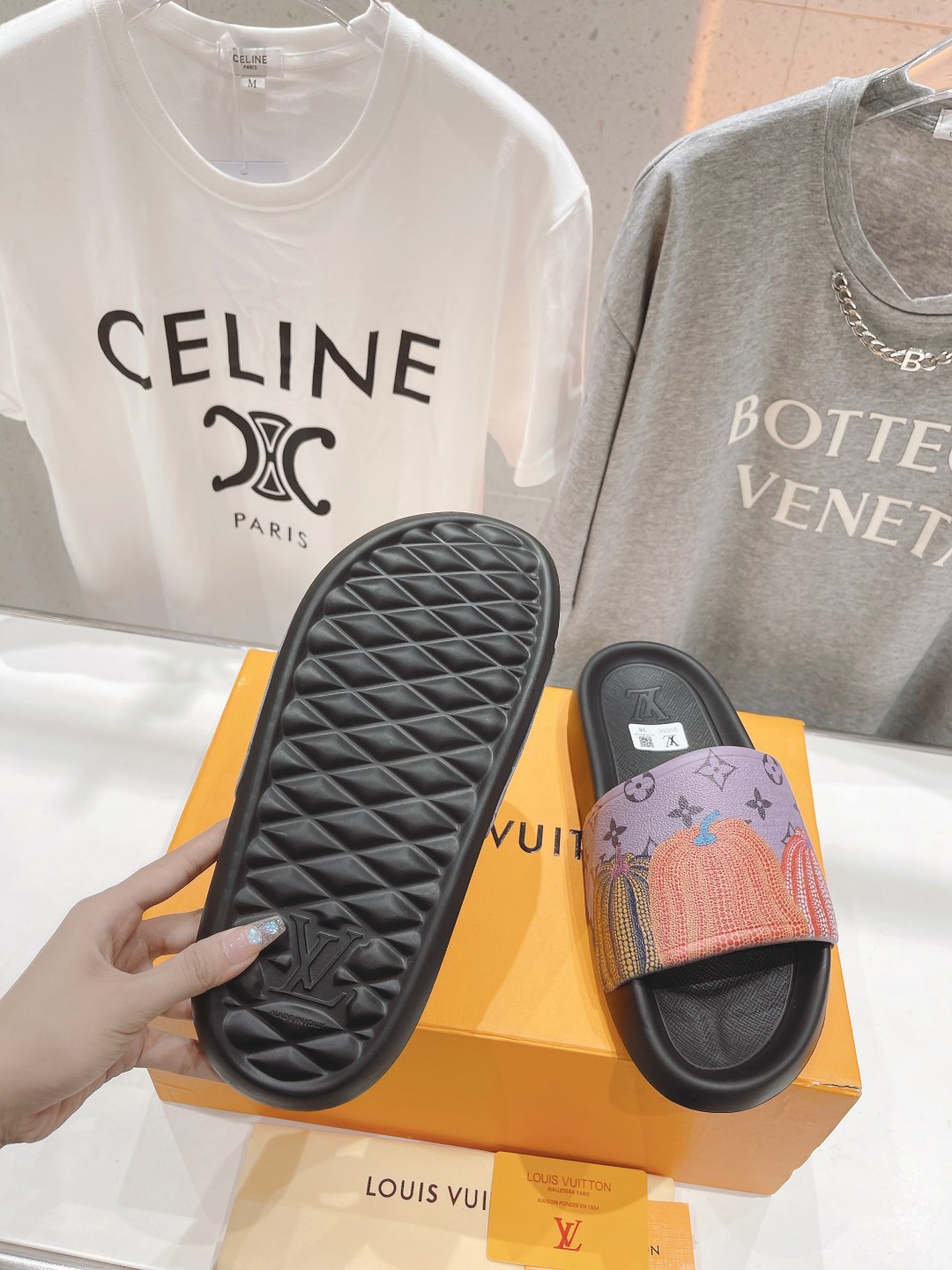 l0*is V*t0n slippers