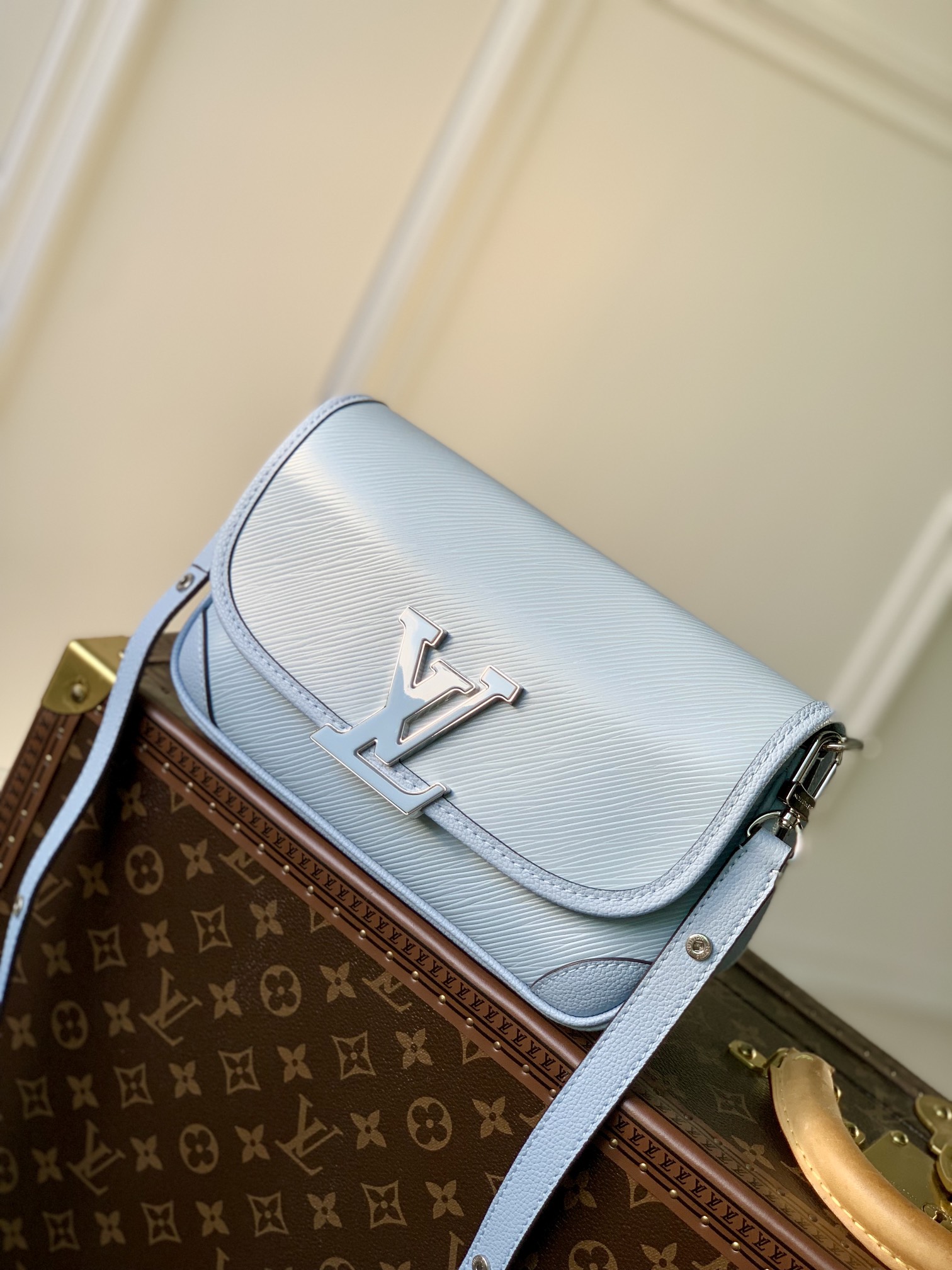 l0*is V*t0n buci handbag-24.5 x 15.5 x 9cm