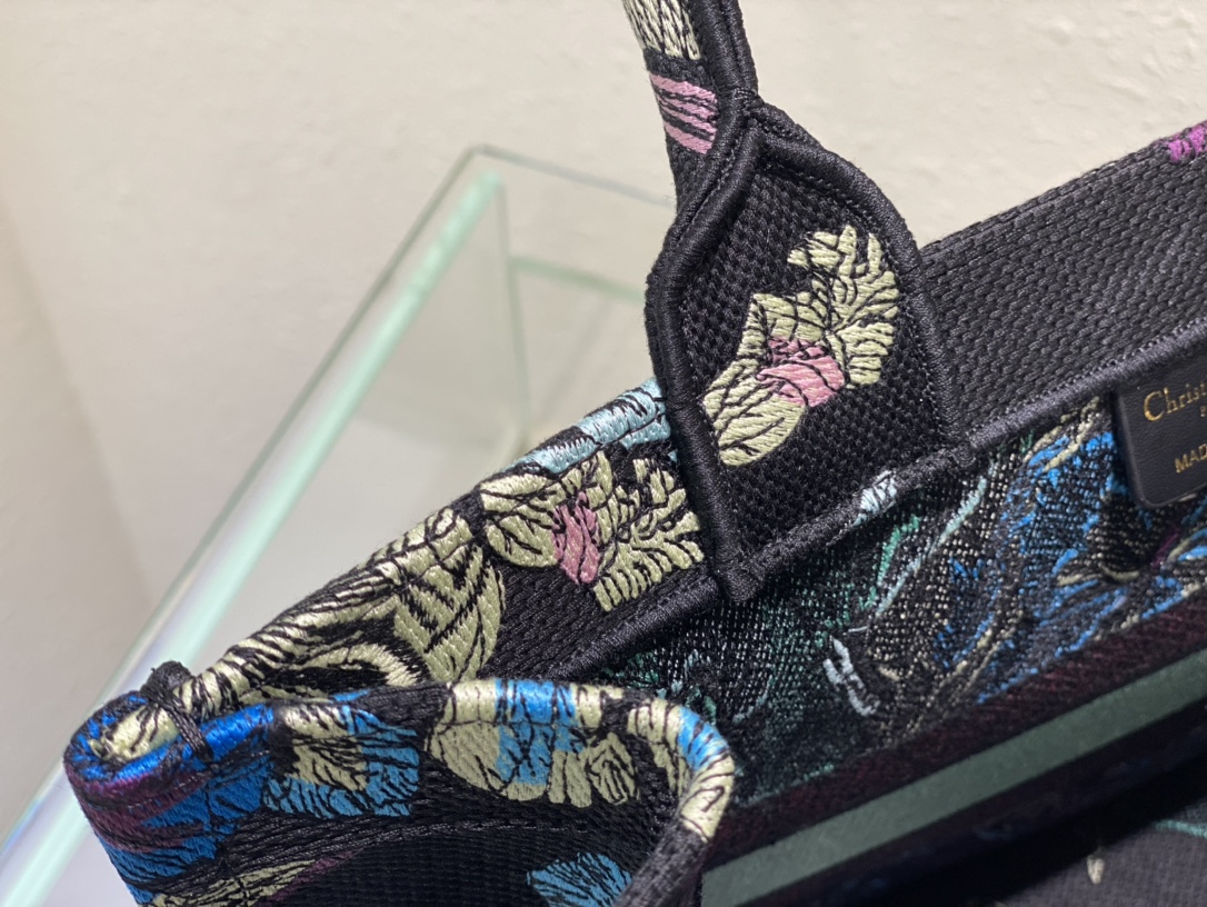 D*or book tote