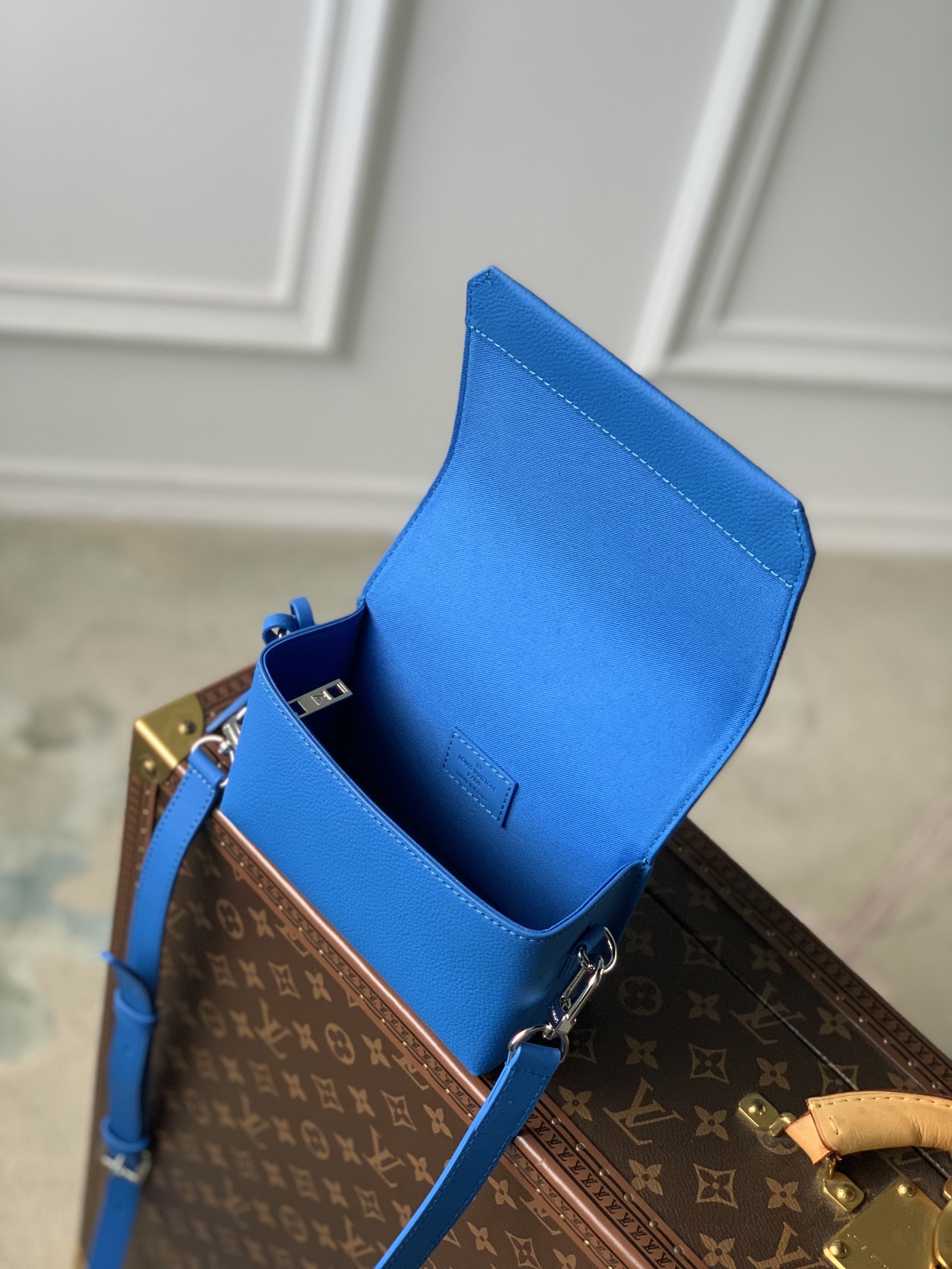l0*is V*t0n aerogram bag-m22481-17.3 x 12 x 7cm