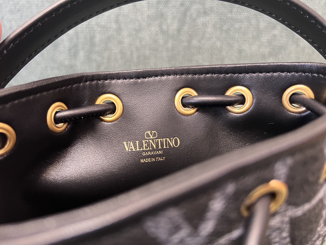 Va1e*ntin0 garavanivlogo signature bag-12*18*10cm