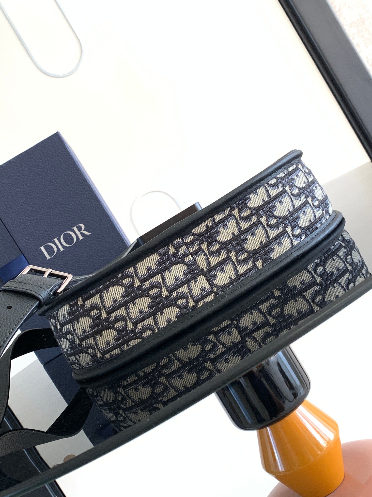 D*or gallop messenger bag-28 x 22 x 7 cm