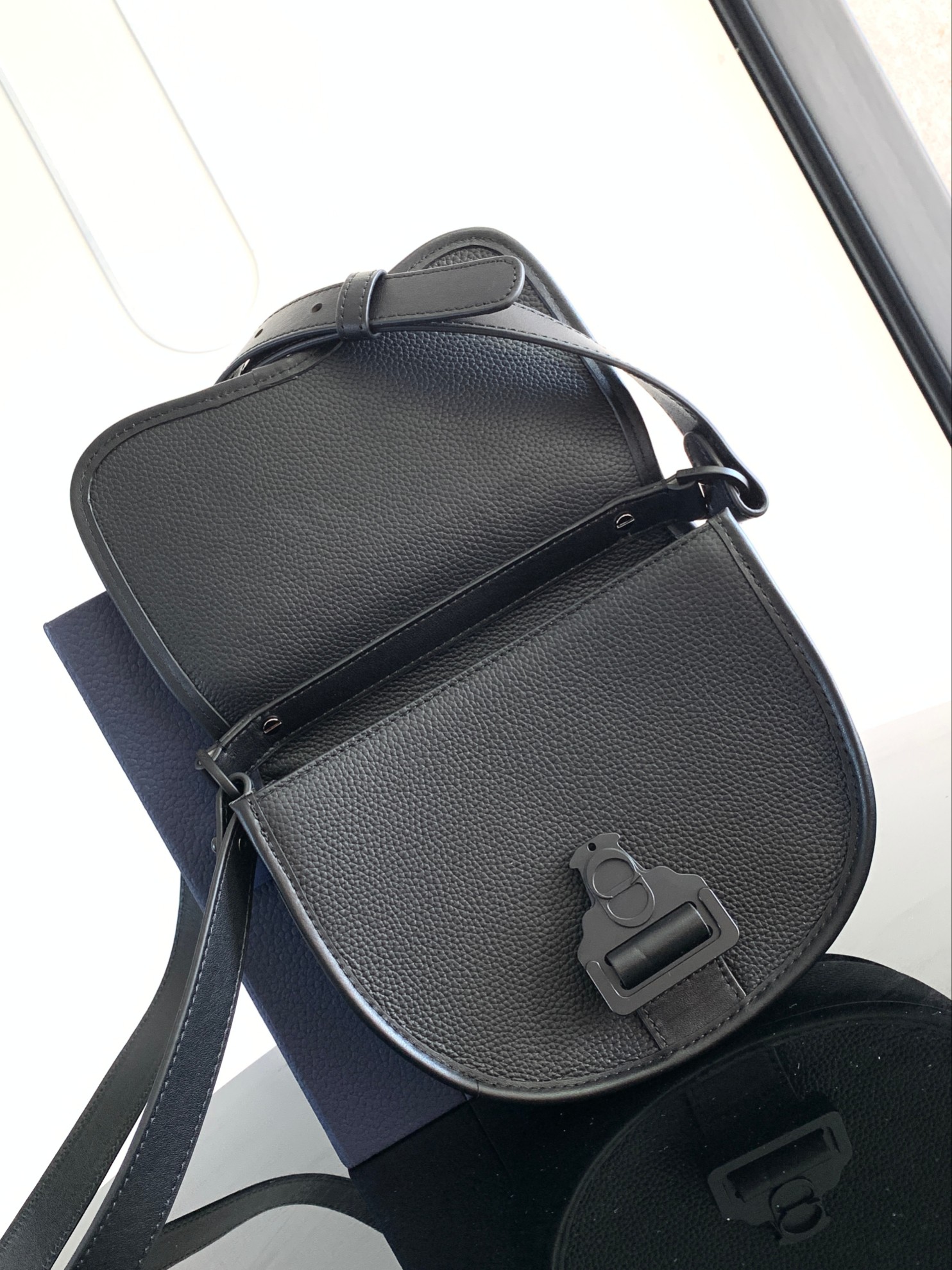 D*or gallop messenger bag-20.5 x 16 x 5cm