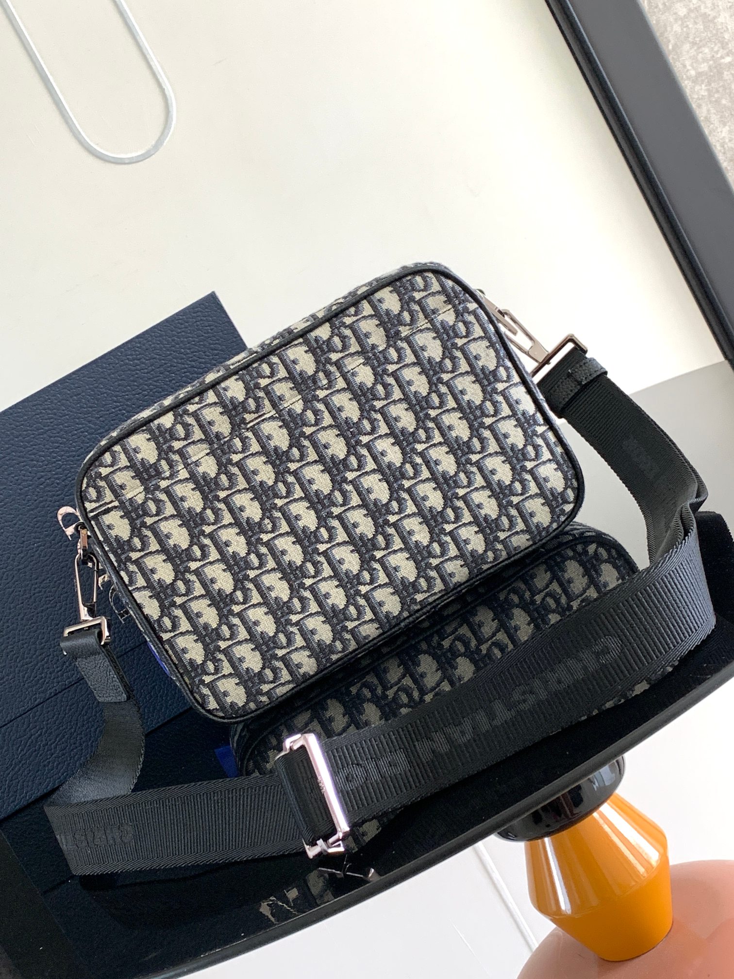D*or safari messenger bag-26 x 17 x 7cm