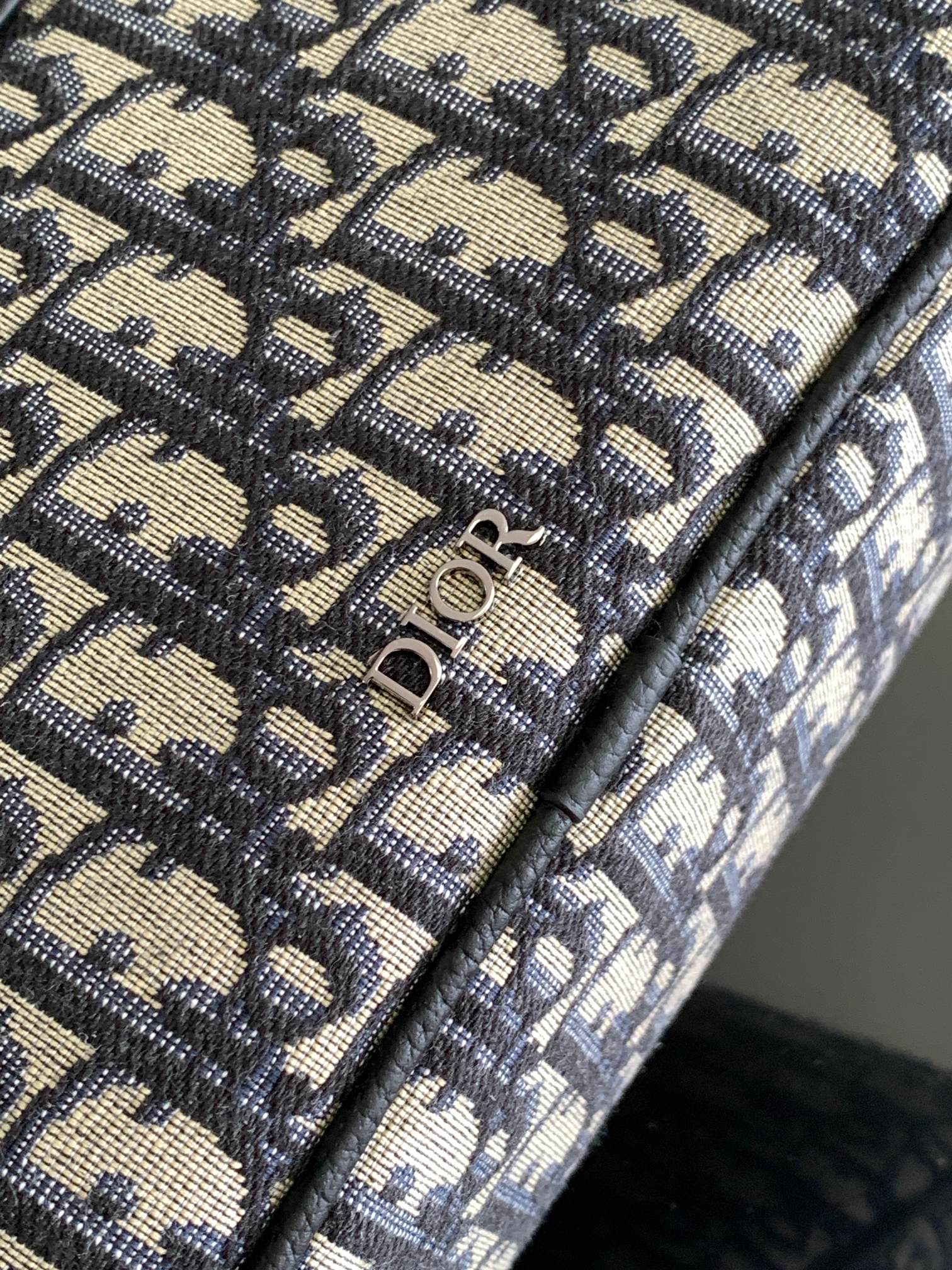 D*or safari messenger bag-26 x 17 x 7cm