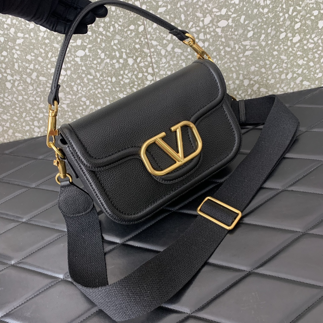 Va1e*ntin0 garavani allnite bag-23.5✖️18✖️8cm