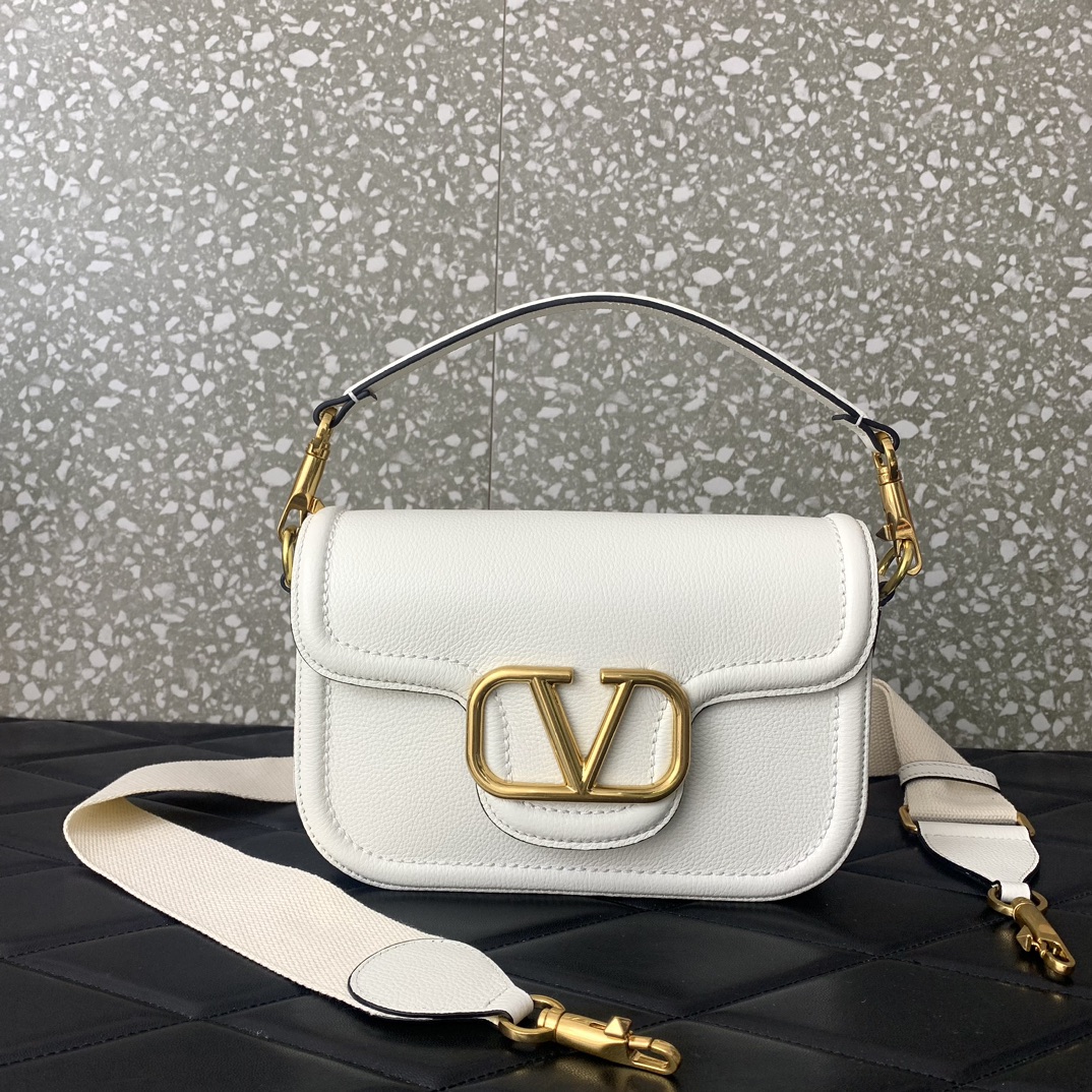 Va1e*ntin0 garavani allnite bag-23.5✖️18✖️8cm