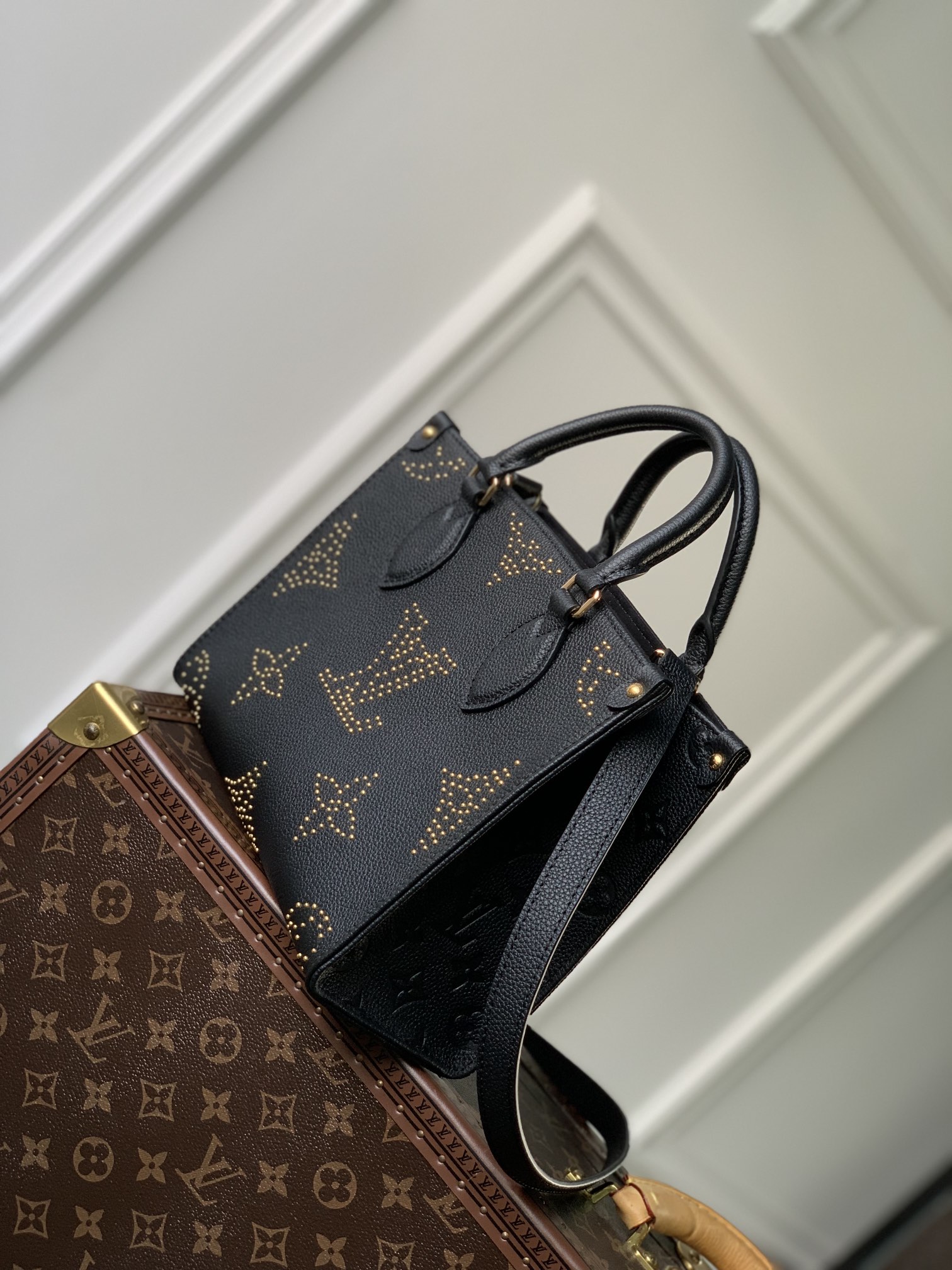 l0*is V*t0n onthego handbag-25*19*11.5 cm