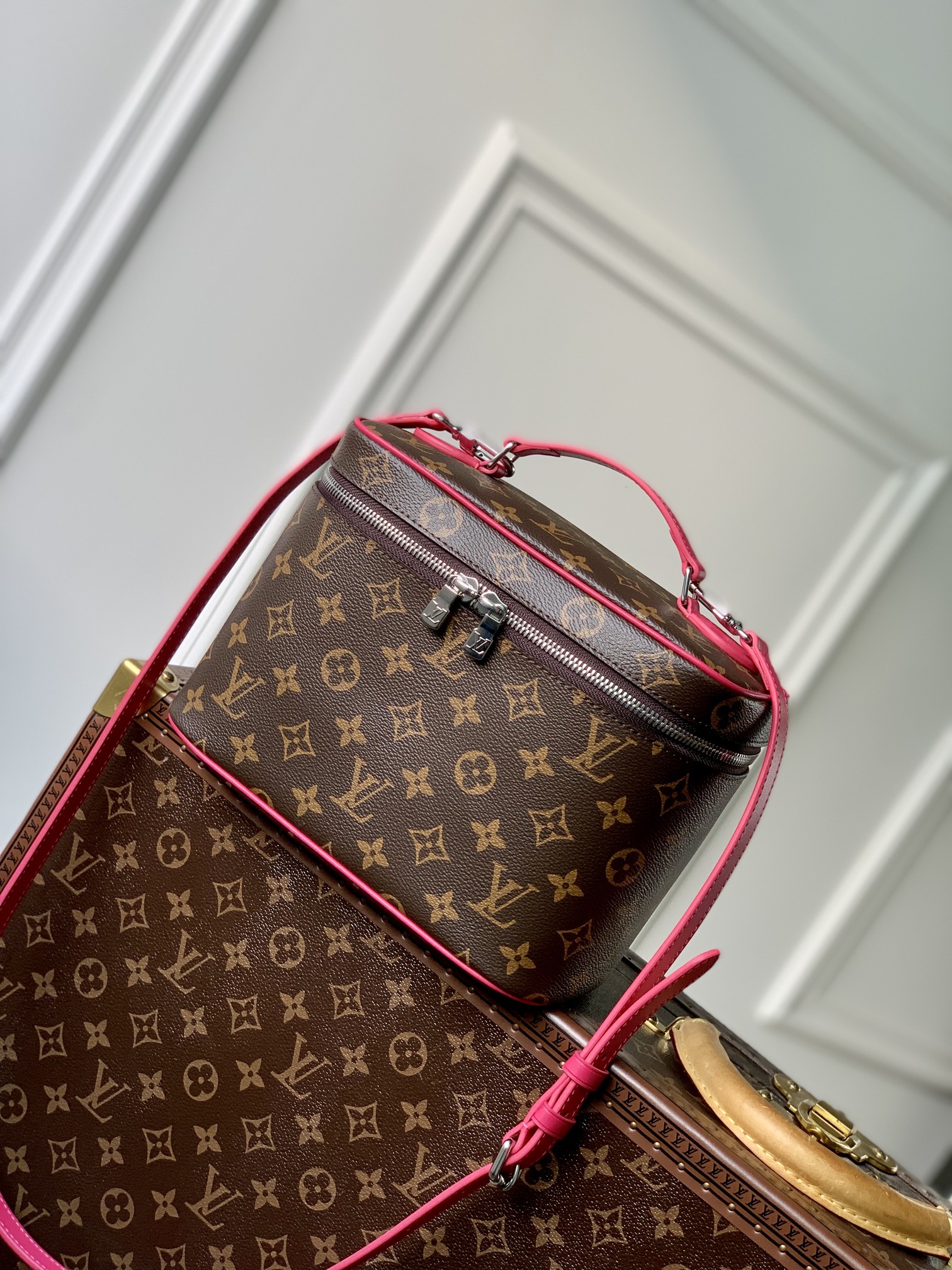 l0*is V*t0n nice cosmetic bag