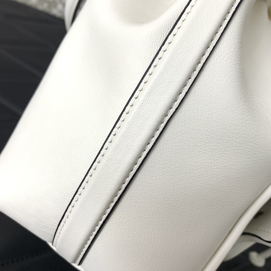 Va1e*ntin0 alentino garavani loco bag-16*19*11cm
