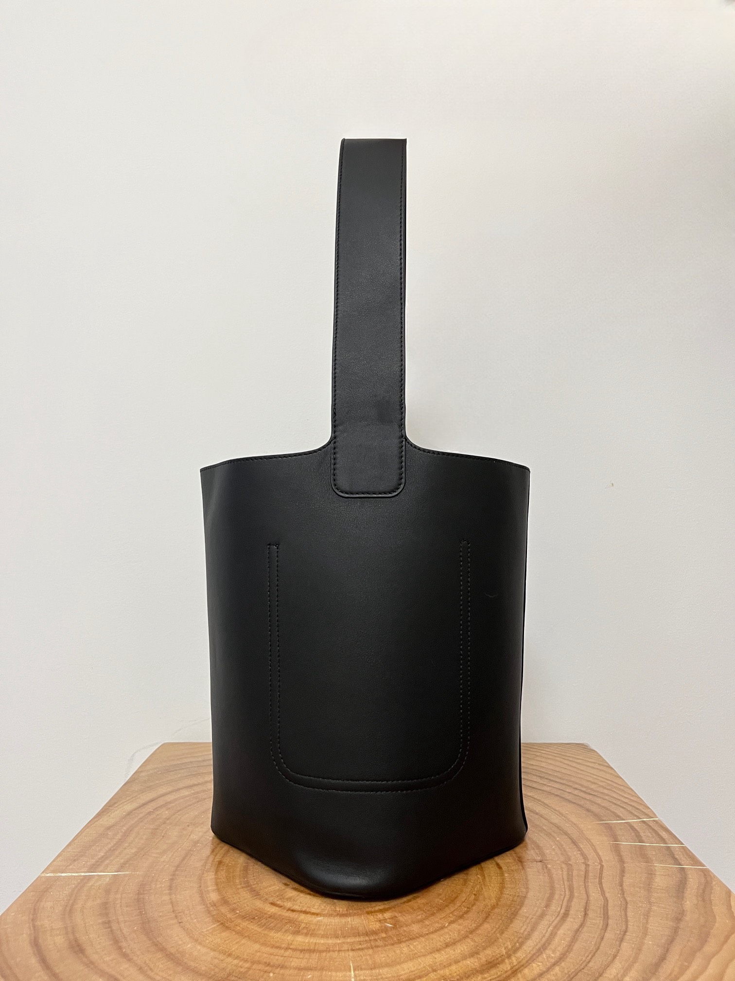 L0ew* pebble bucket bag-28*24*23cm