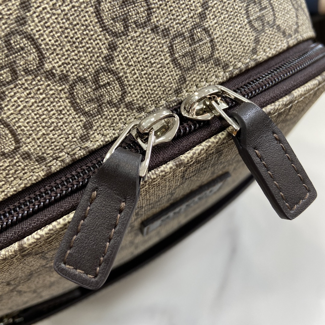 G*u*i backpack-32*25*11cm