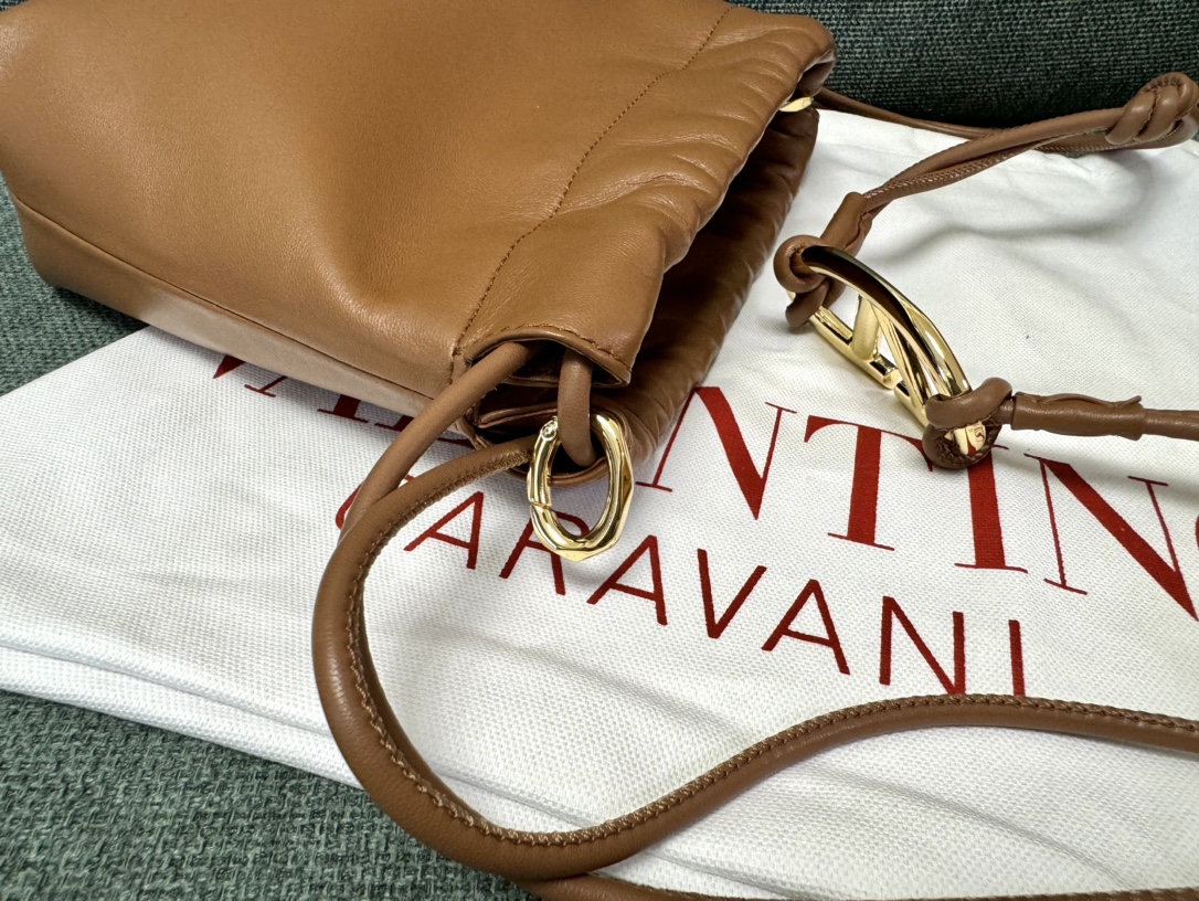 Va1e*ntin0 garavani vlogo pouf bag-20x17x8cm