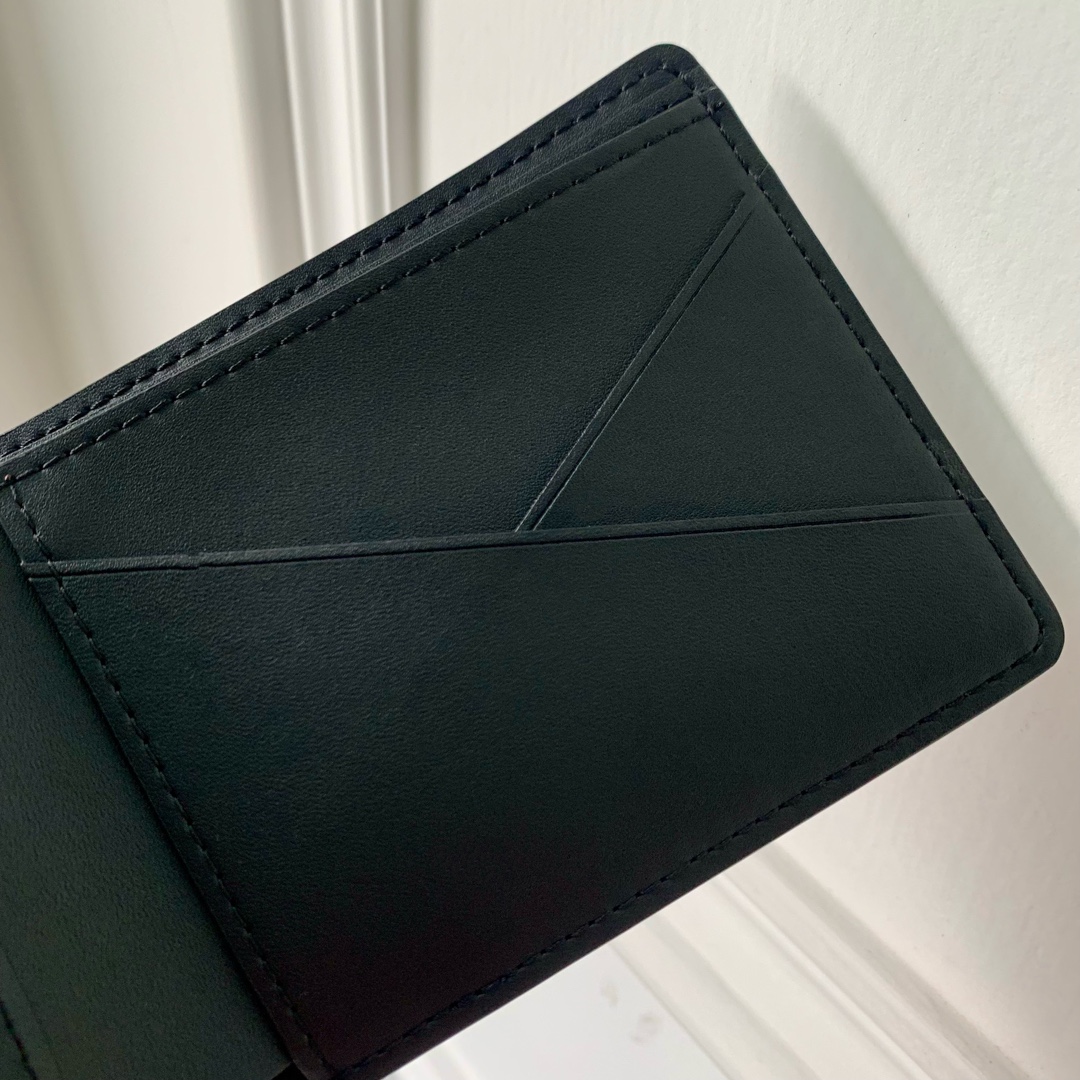 l0*is V*t0n wallet-m83333-11.5 x 9 x 1.5cm