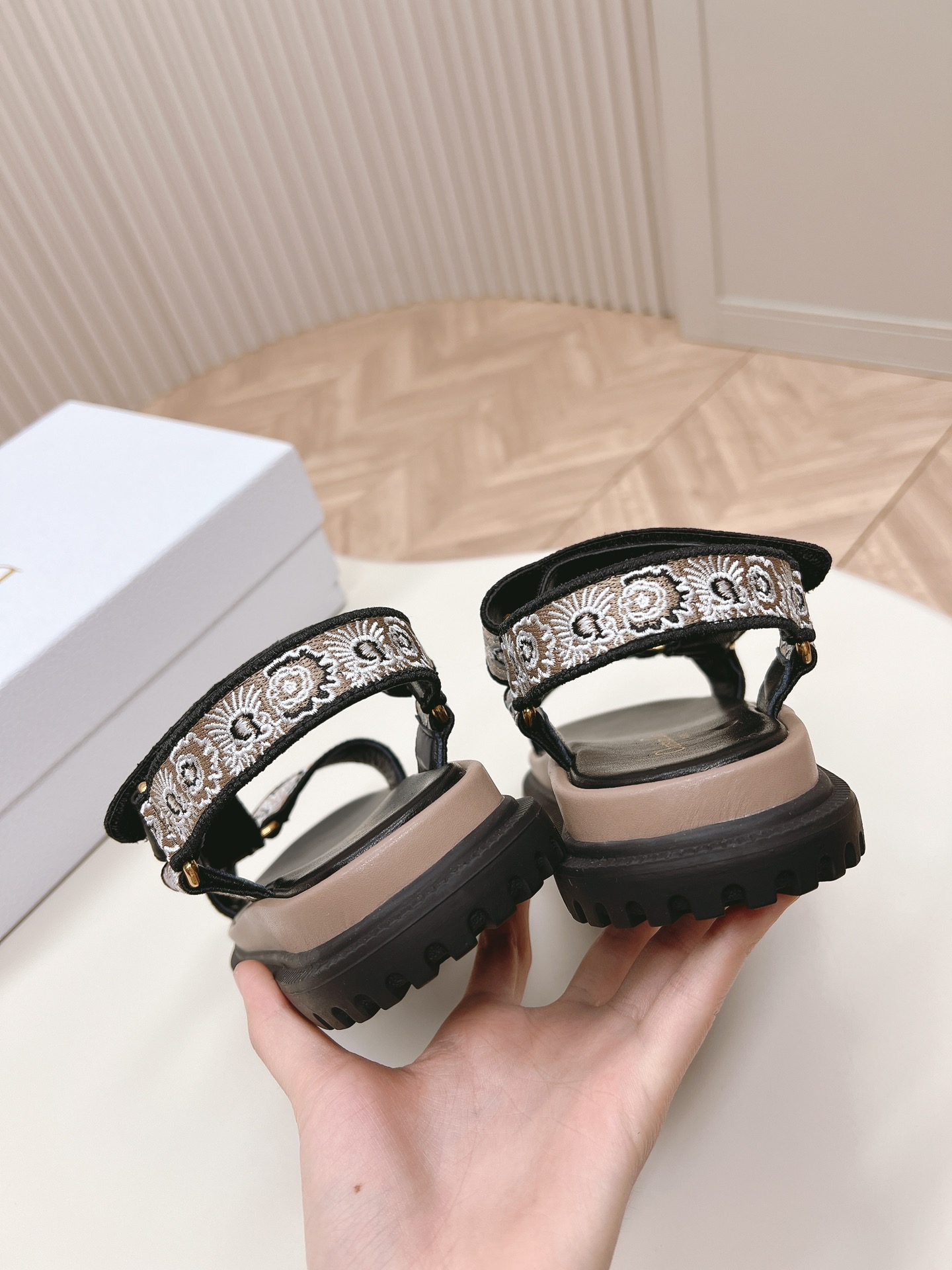 D*or sandals