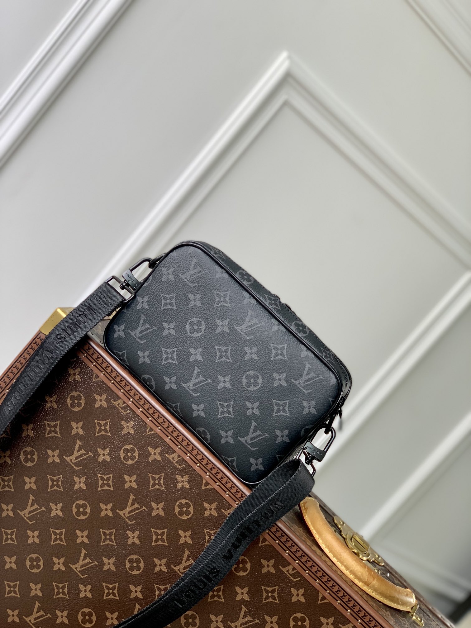 l0*is V*t0n alpha messenger bag- m46955-24 x 16 x 8cm