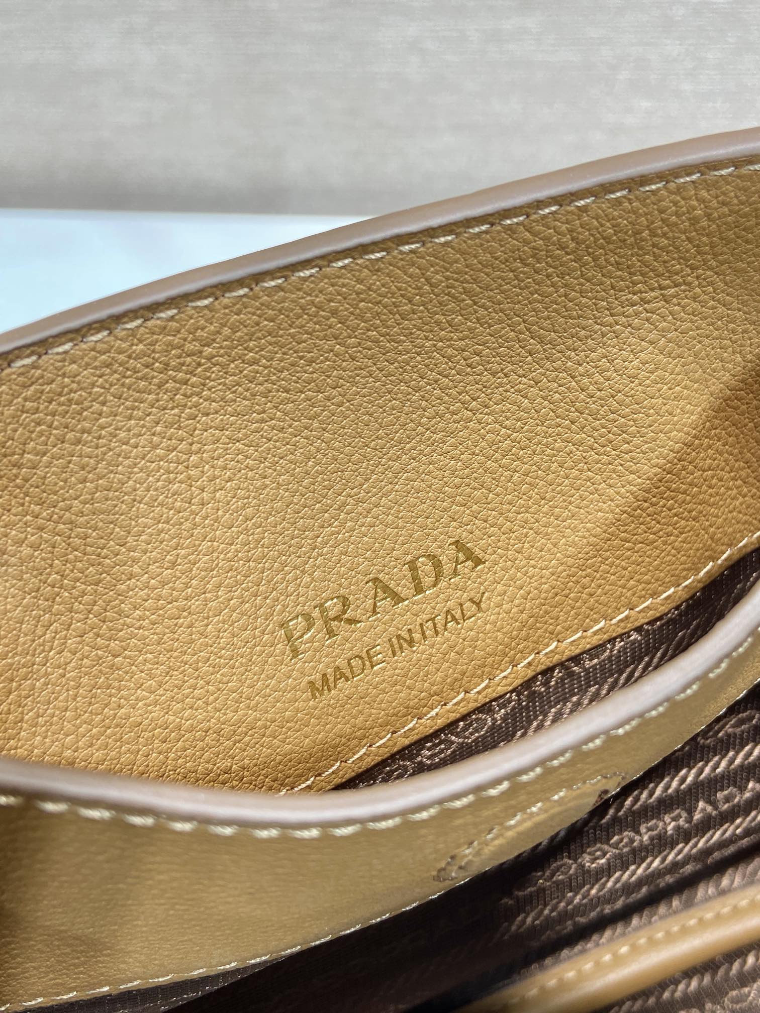 Pra*a women medium leather handbag -1bg539-25*18.5*12.5cm