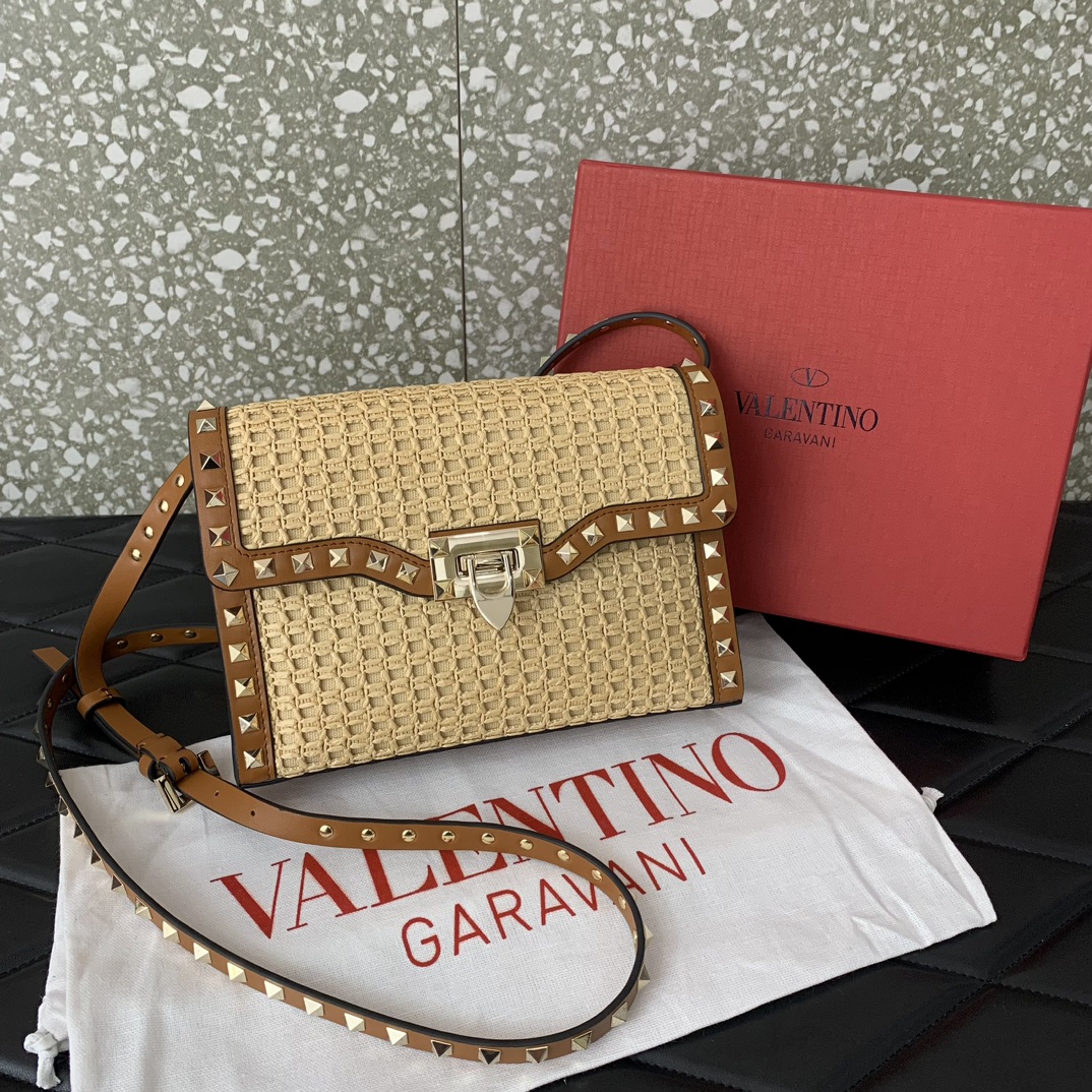 Va1e*ntin0 rockstud shoulder bag in woven raffia-22.5*15.5*6cm