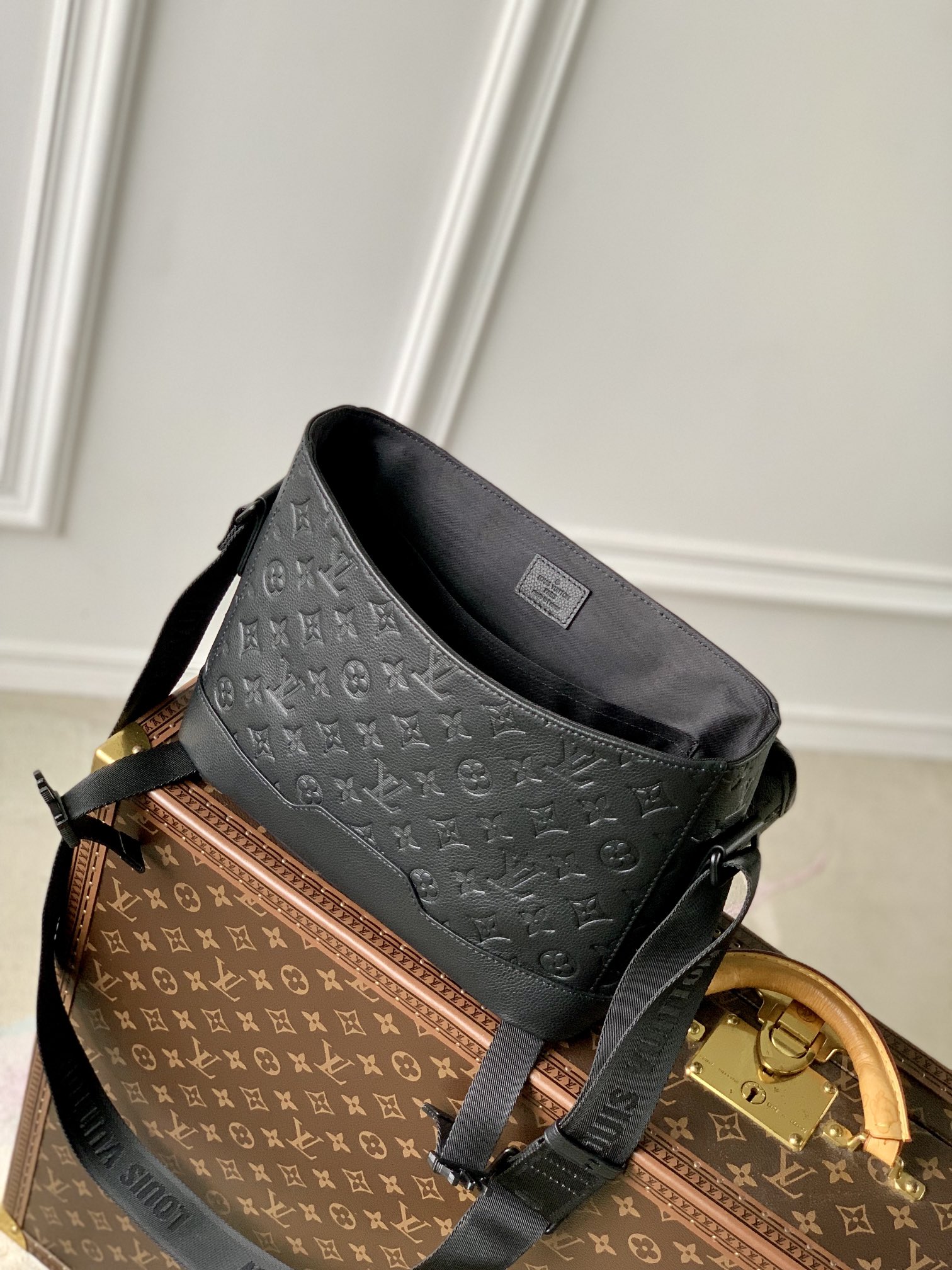 l0*is V*t0n messenger mm voyager-m25121-33 x 22.5 x 11cm