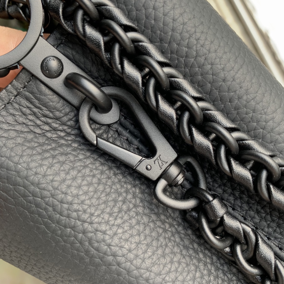 l0*is V*t0n capucines handlebag