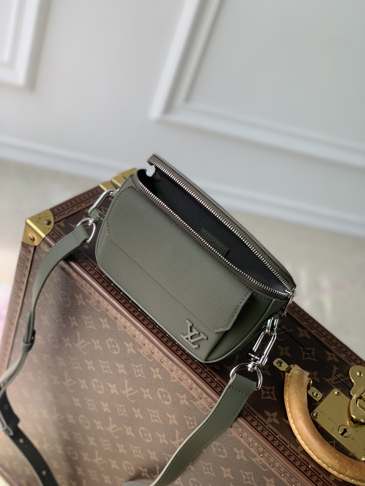 l0*is V*t0n pilot bag-m83563-20 x 12 x 5.5cm