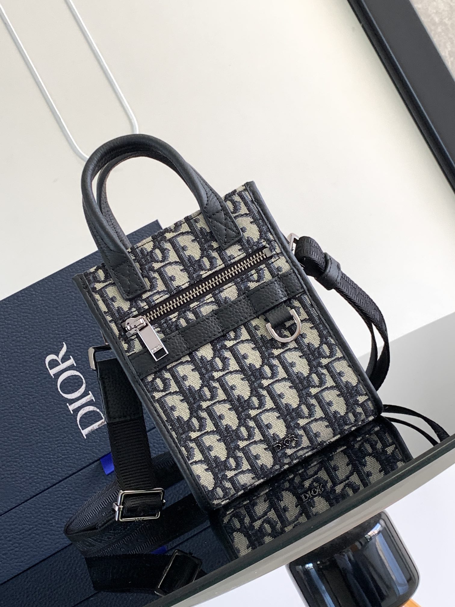 d*or safari Nor*h-south bag-14 x 19 x 6.5cm