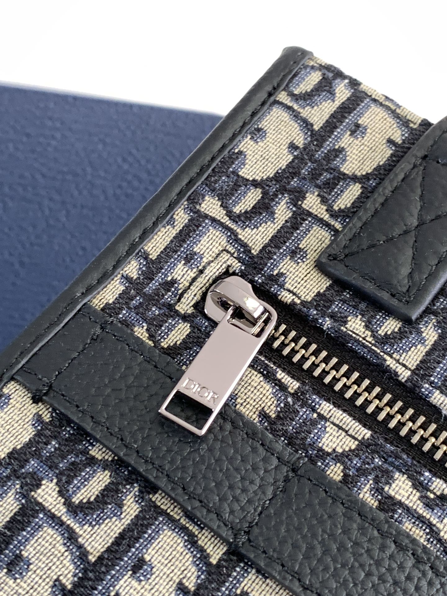 d*or safari Nor*h-south bag-21 x 23.5 x 7.5cm