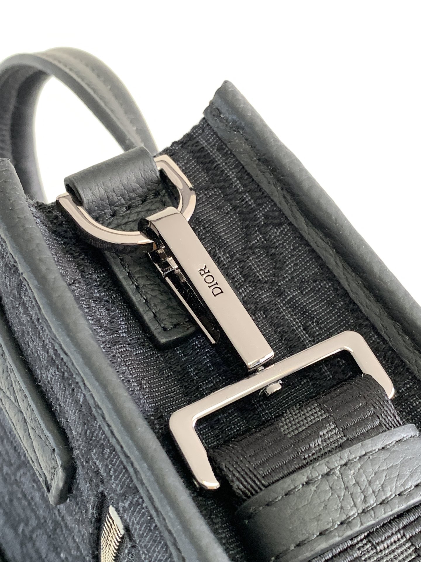 d*or safari Nor*h-south bag-21 x 23.5 x 7.5cm