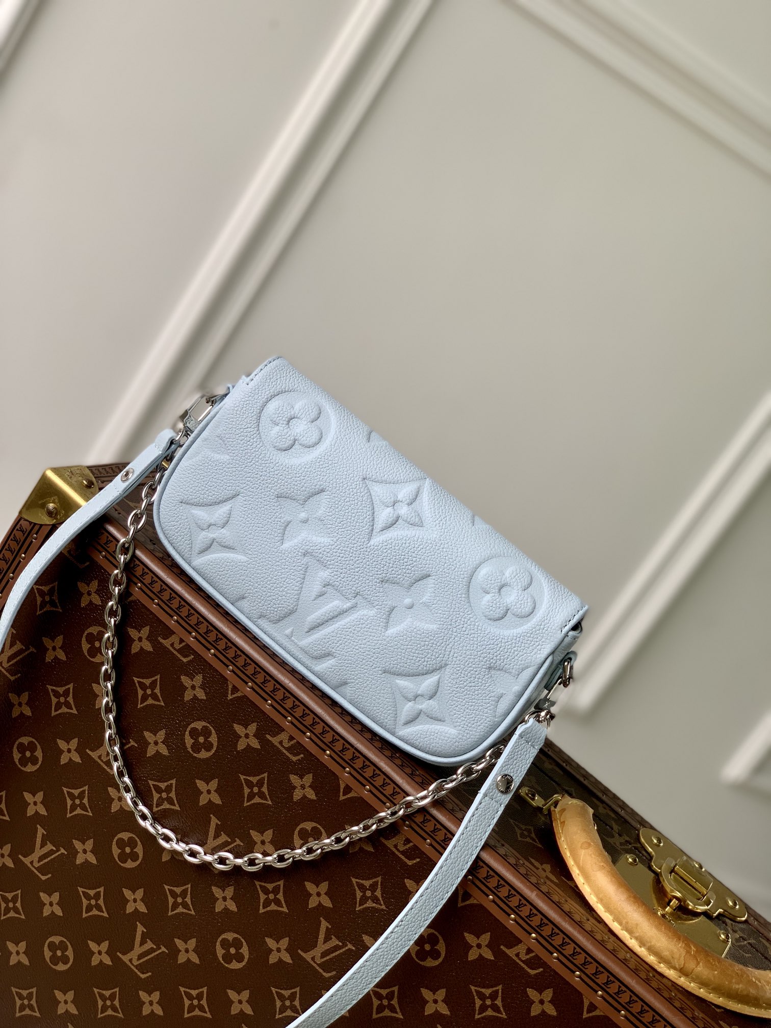 l0*is V*t0n wallet on chain ivy-23.5 x 12 x 4.3cm