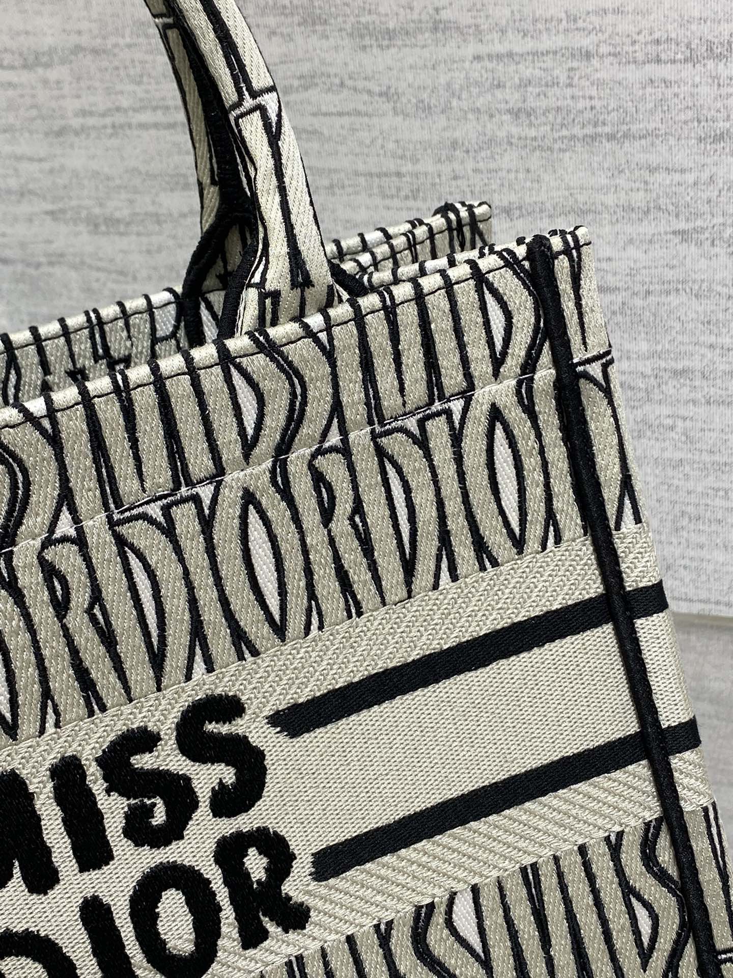 D*or small book tote-26*8*22cm
