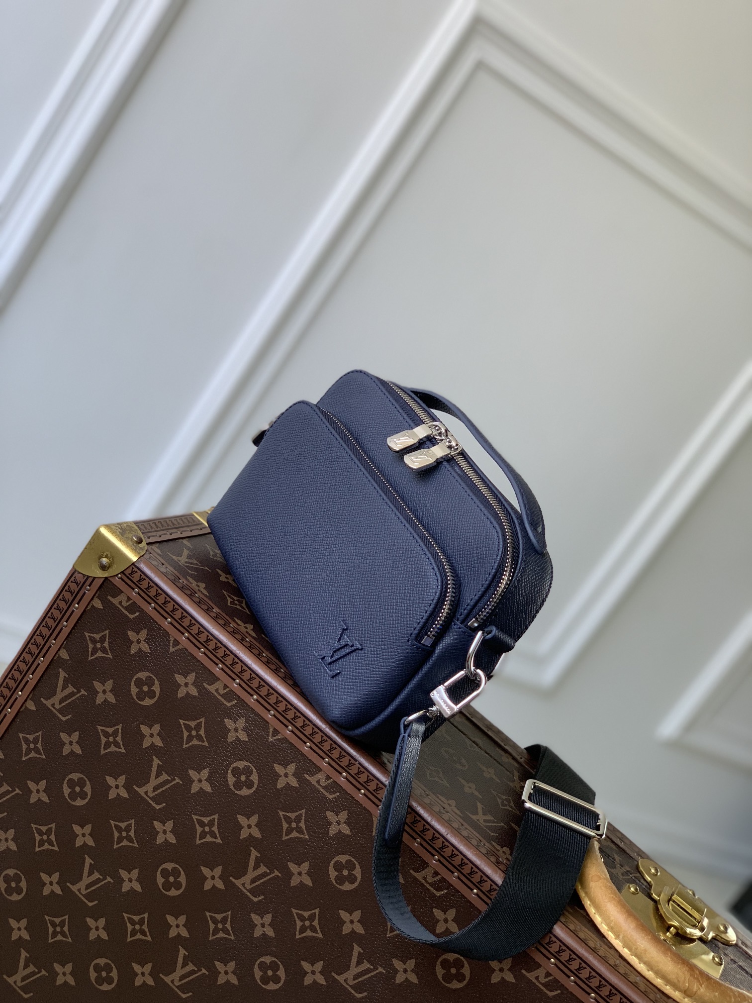 l0*is V*t0n avenue bag-22.5 x 15.5 x 7.5cm