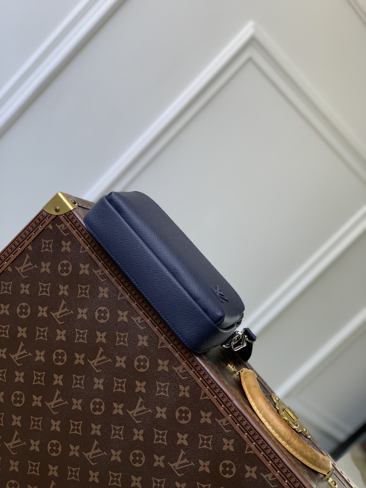 l0*is V*t0n avenue bag-22.5 x 15.5 x 7.5cm